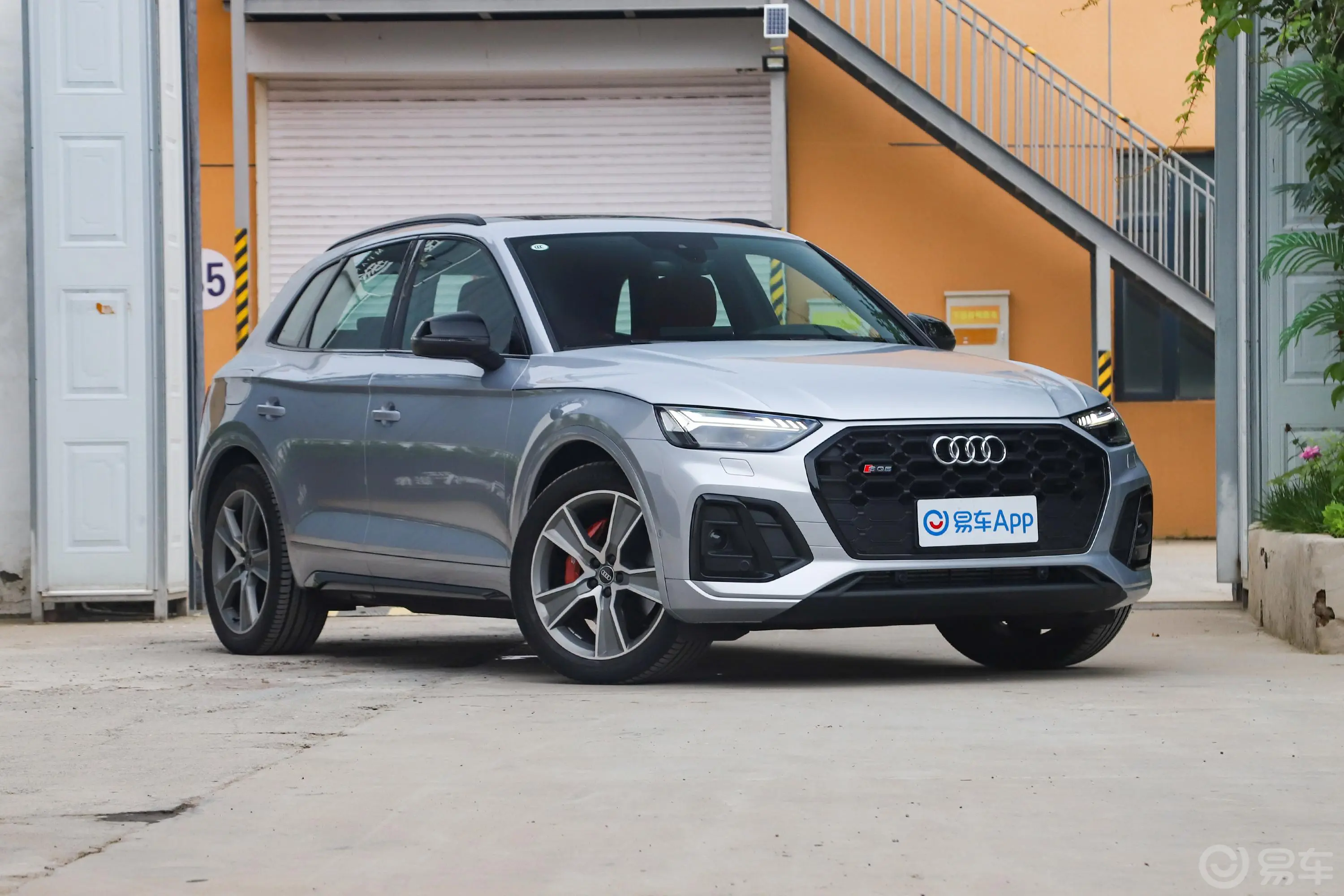 奥迪SQ53.0T quattro侧前45度车头向右水平