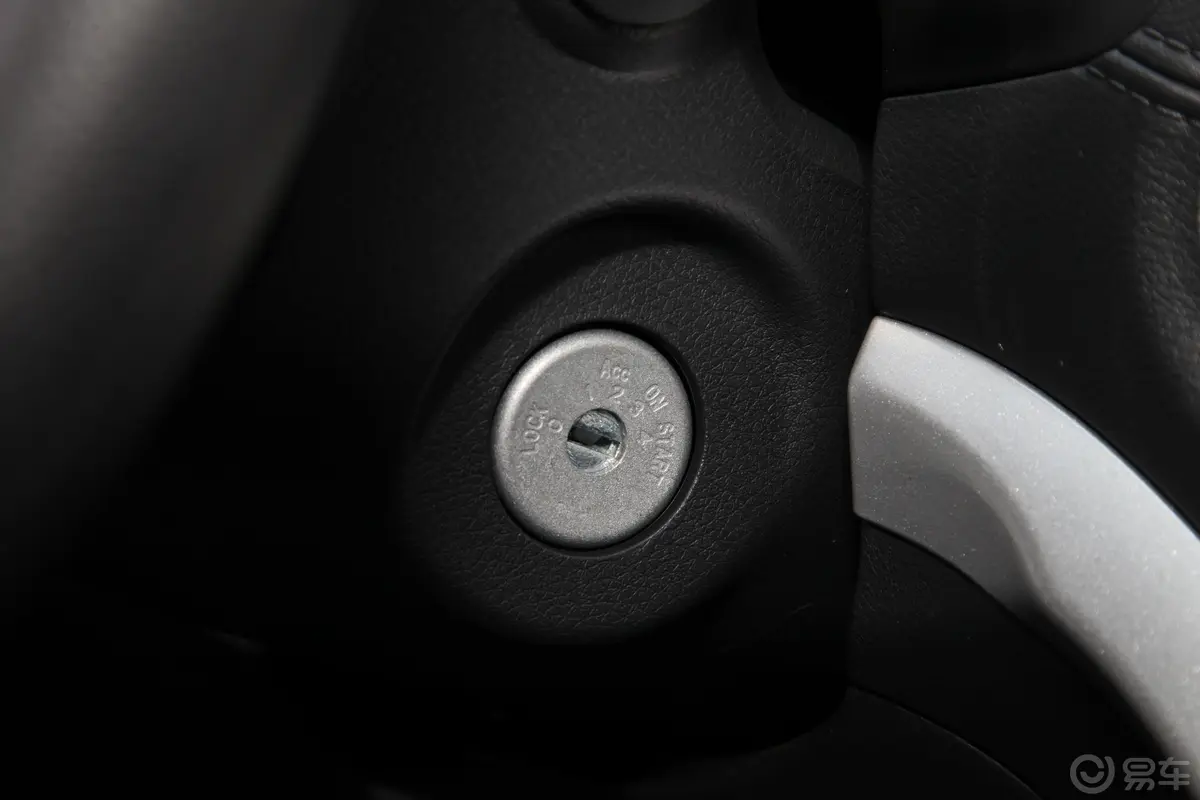 锐骐62.3T 自动四驱红色越野版 柴油钥匙孔或一键启动按键