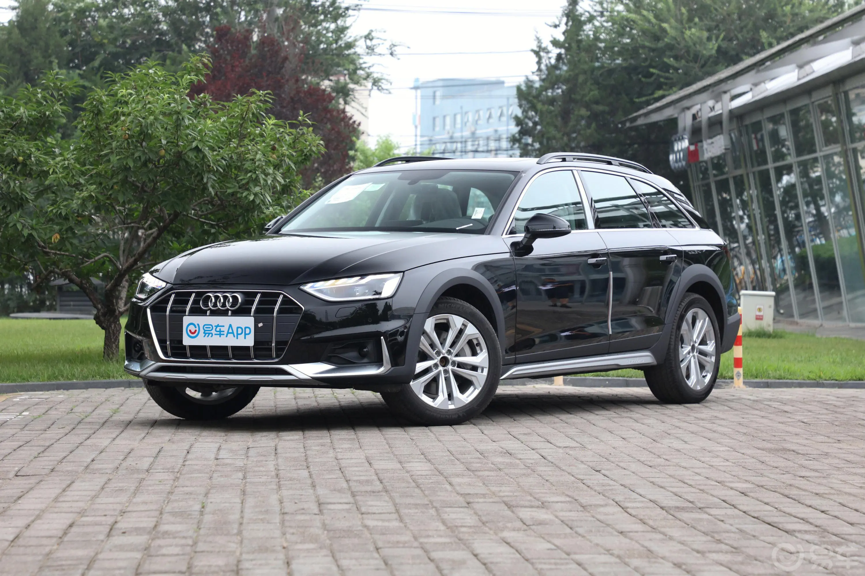 奥迪A4(进口)45TFSI allroad quattro 探索家版侧前45度车头向左水平