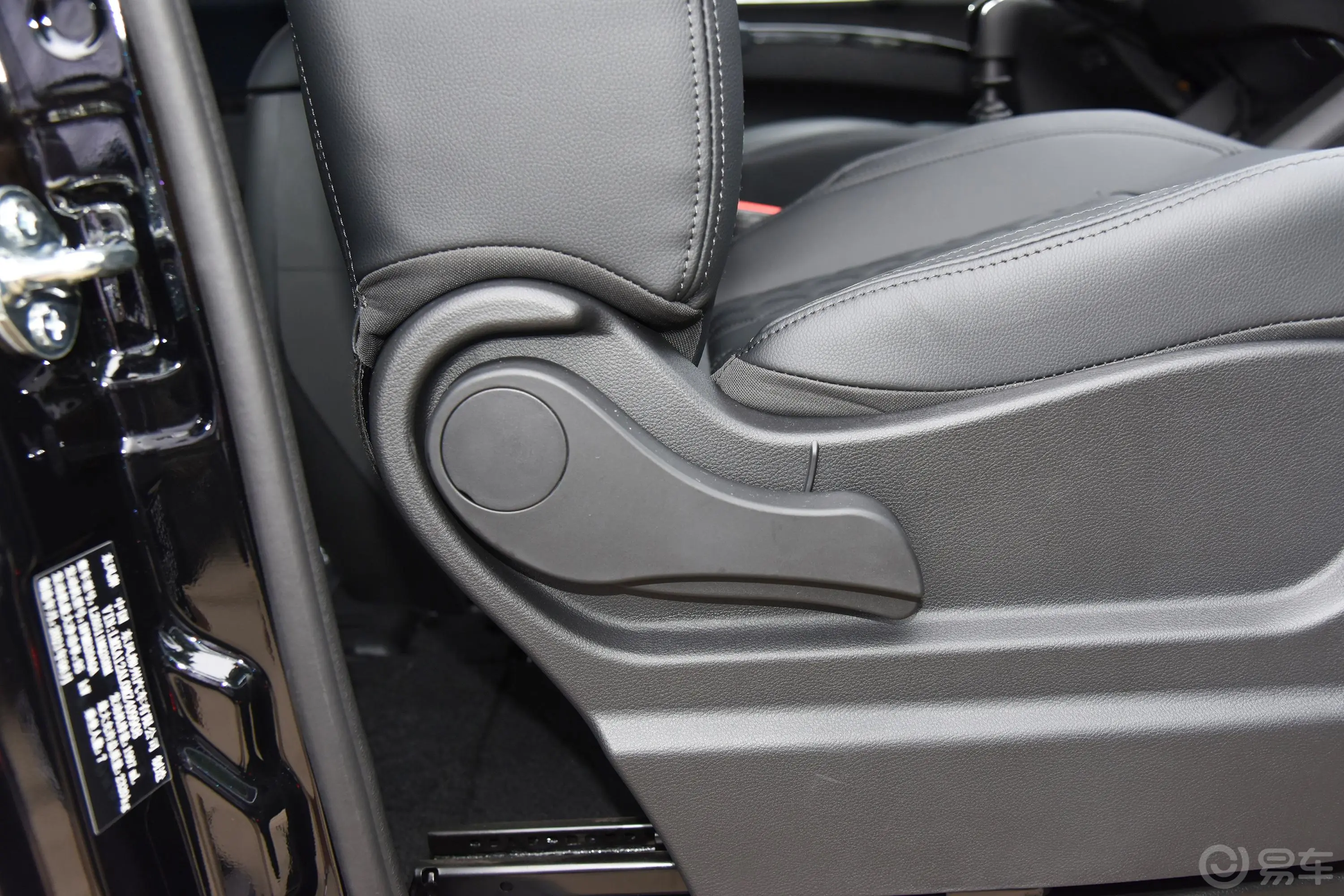 菱智M5L 2.0L 奋斗豪华型 7座副驾座椅调节