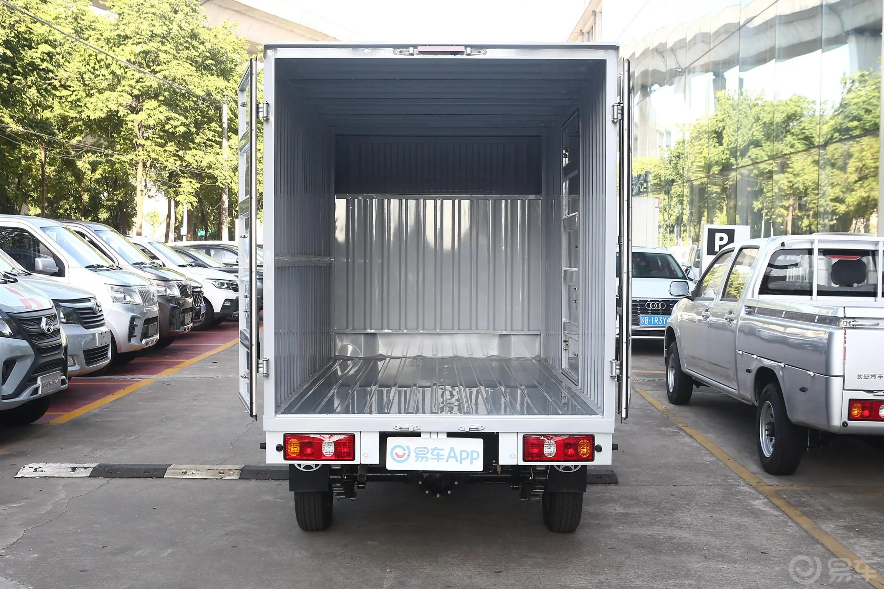 长安星卡1.5L 长轴版 单排 钢板厢货基本型空间