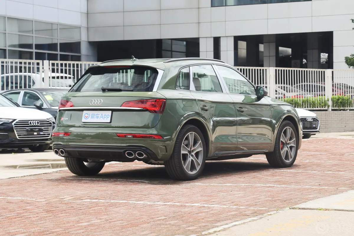 奥迪SQ53.0T quattro侧后45度车头向右水平