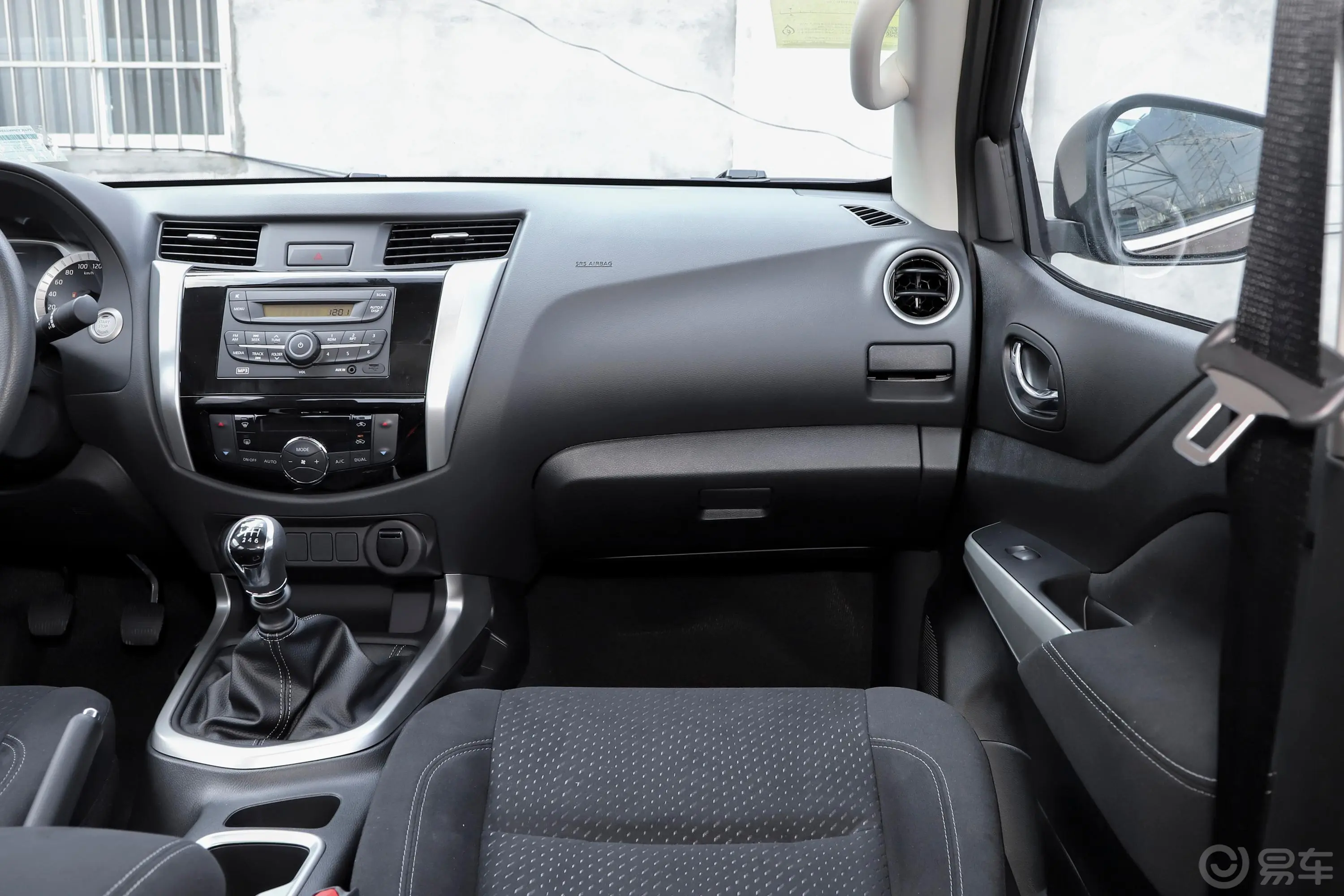 纳瓦拉改款 2.5L 手动四驱尊享型副驾驶位区域