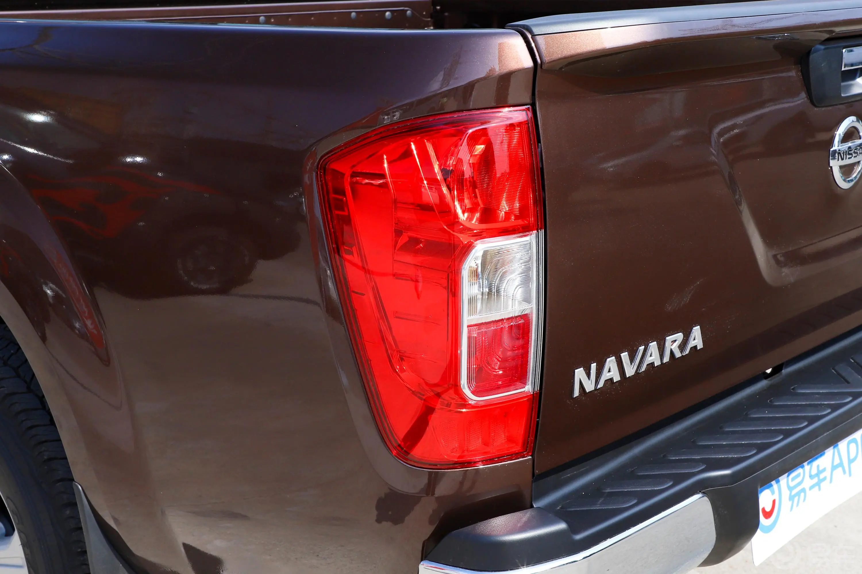 纳瓦拉改款 2.5L 手动四驱尊享型尾灯侧45度俯拍