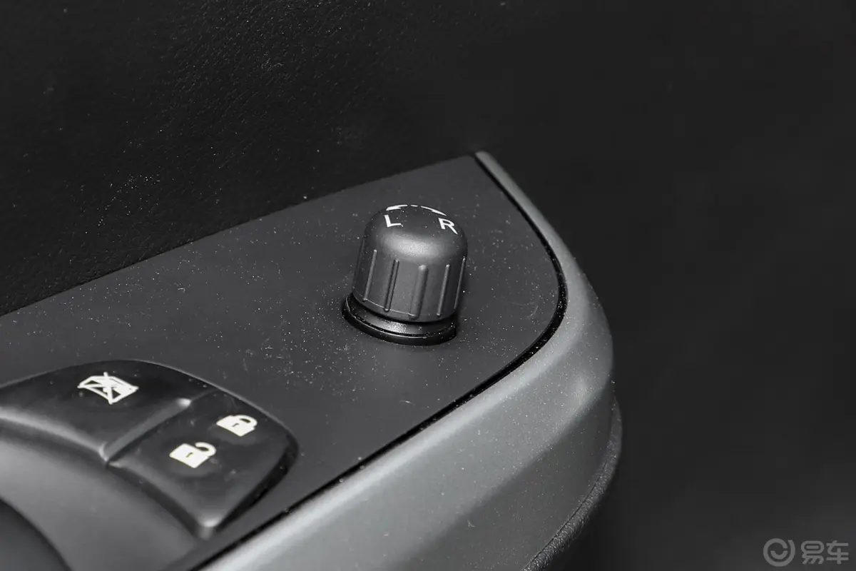 纳瓦拉改款 2.5L 手动四驱尊享型后视镜调节键