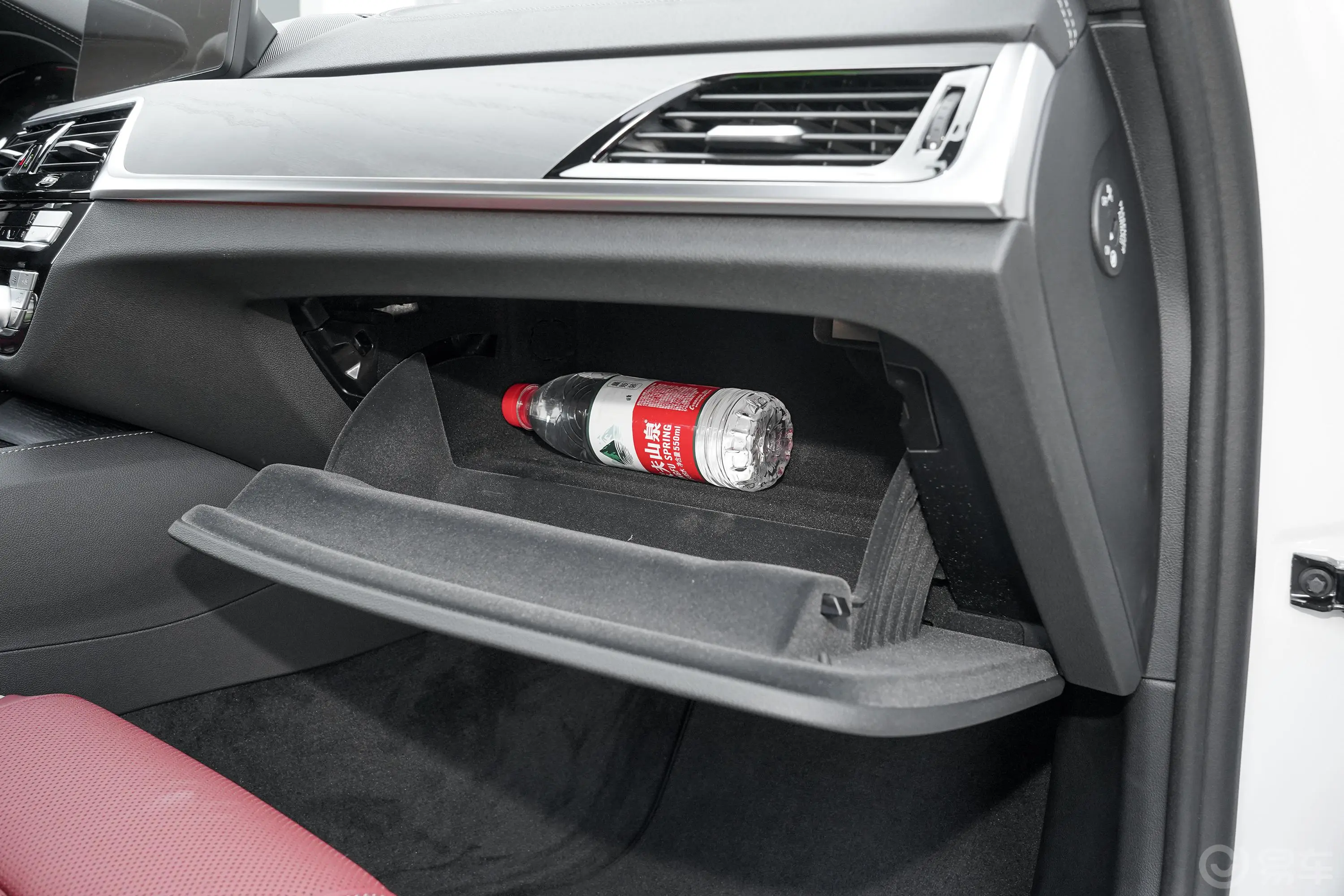 宝马5系改款 530Li 领先型 M运动套装手套箱空间水瓶横置