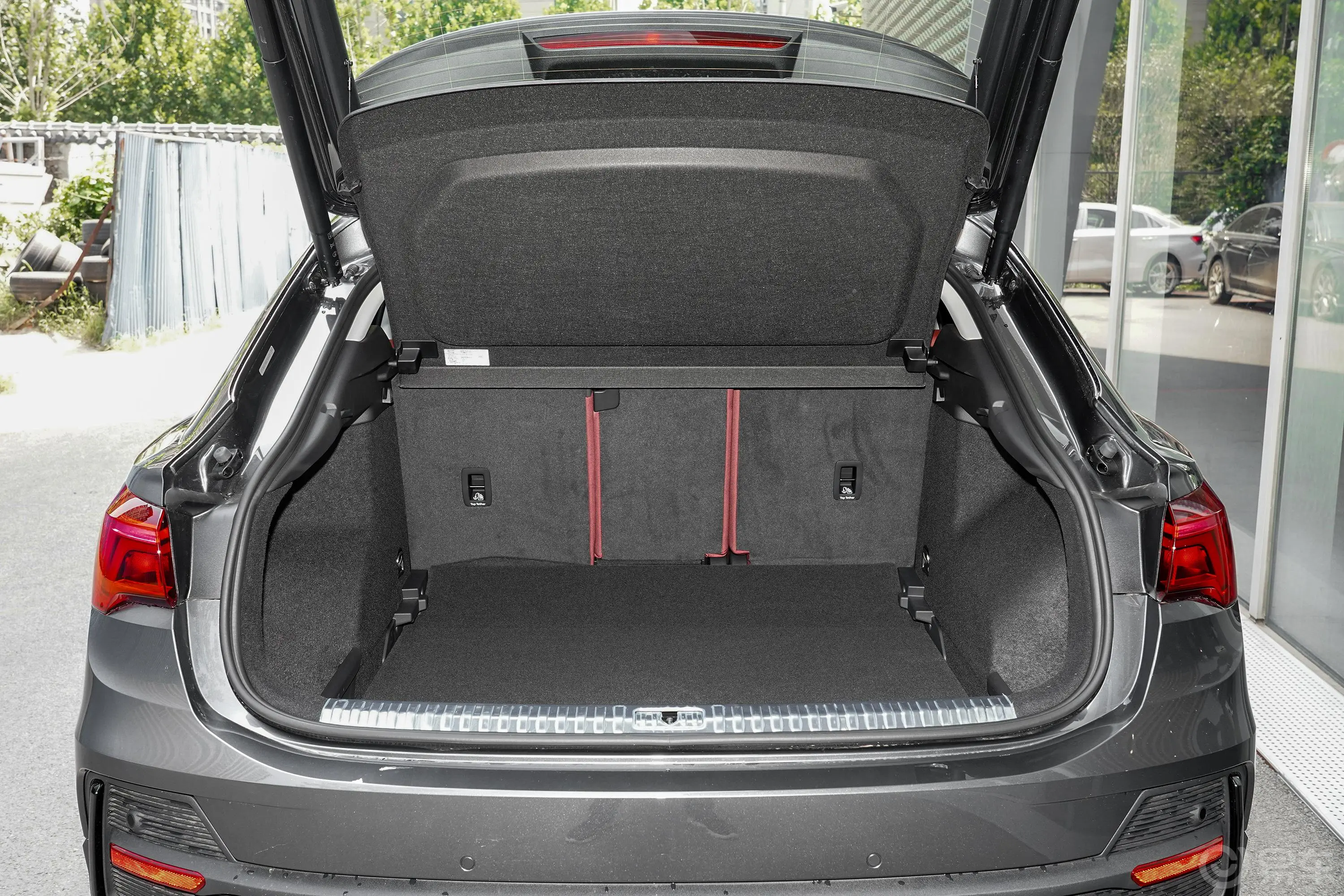 奥迪Q3 Sportback40 TFSI 进享人生版后备厢空间特写