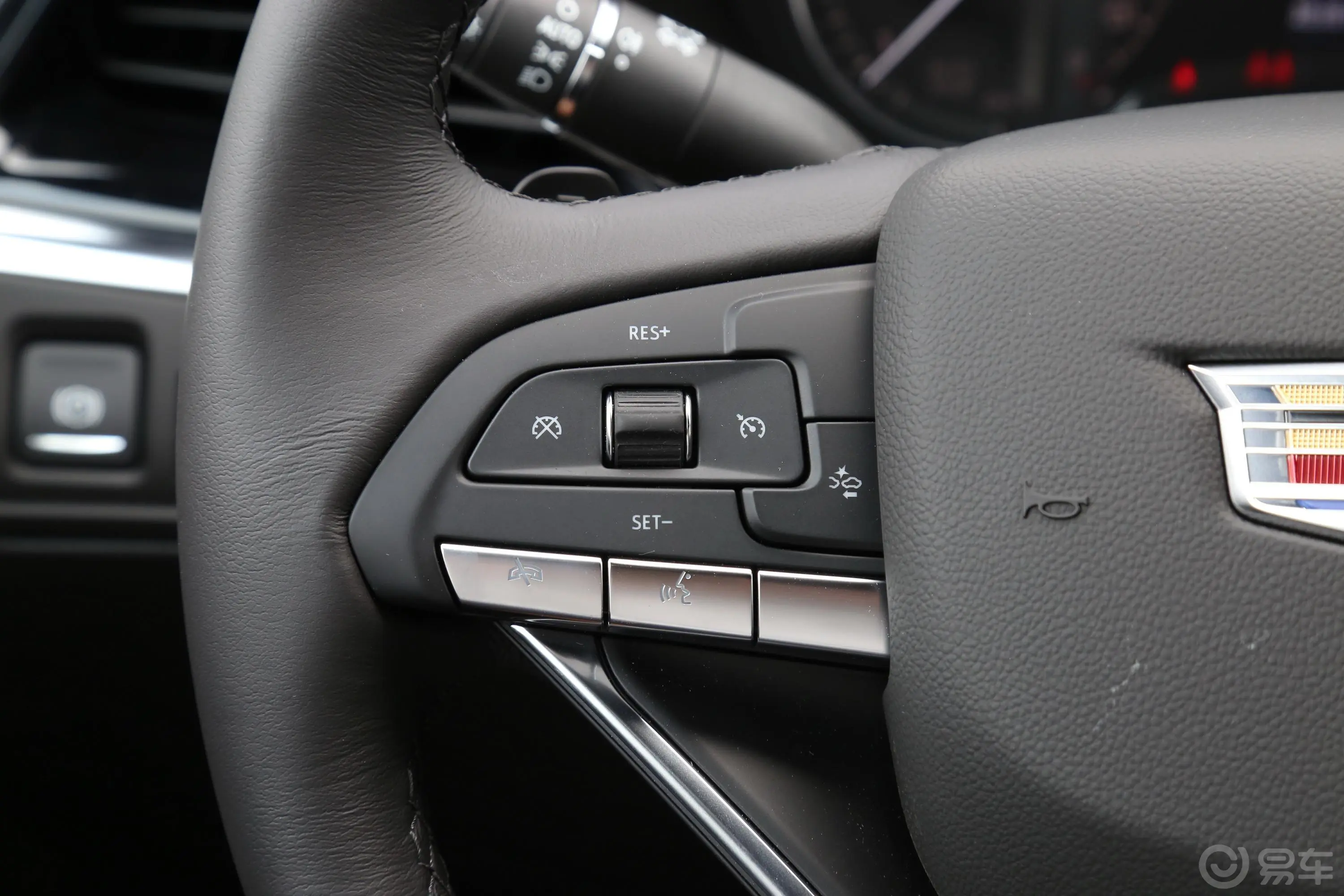 凯迪拉克XT6轻混 2.0T 两驱豪华型 6座左侧方向盘功能按键