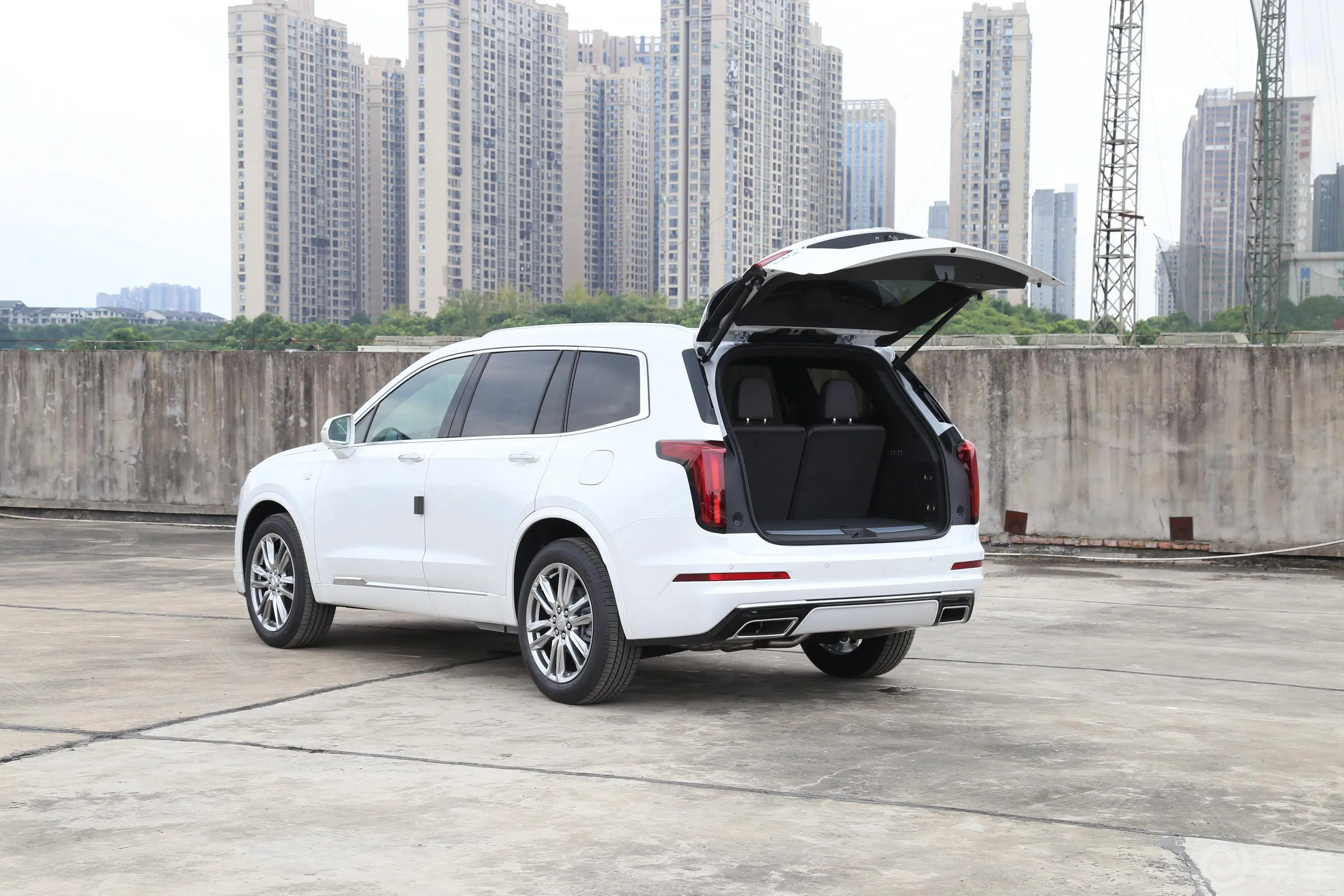 凯迪拉克XT6轻混 2.0T 两驱豪华型 6座后备厢开启45度侧拍