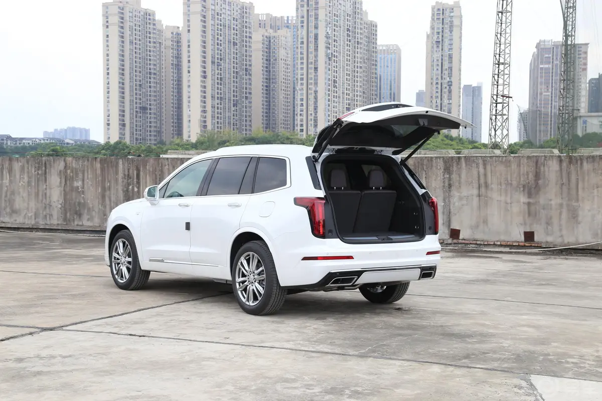 凯迪拉克XT6轻混 2.0T 两驱豪华型 6座后备厢开启45度侧拍