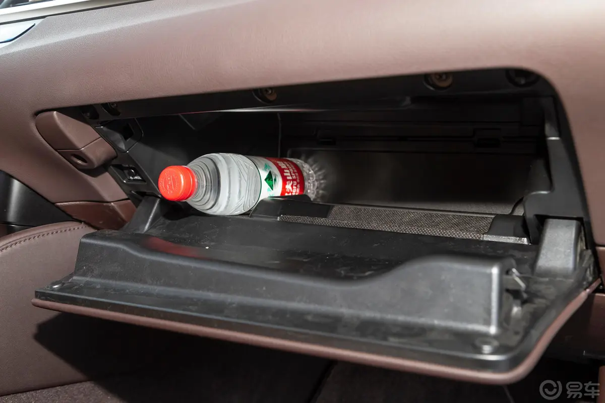 雷克萨斯ES300h 行政版手套箱空间水瓶横置