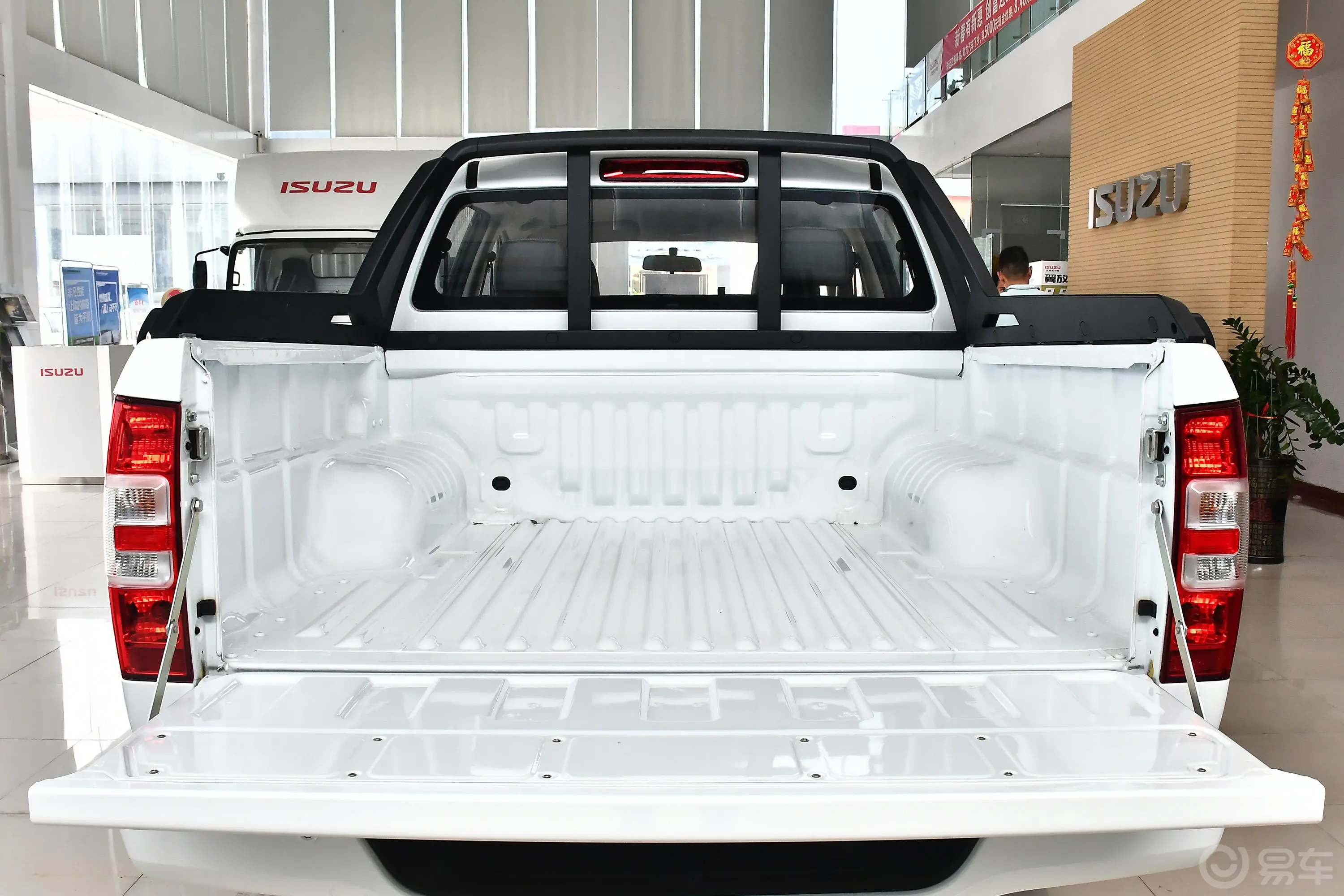 瑞迈2.8T 手动 两驱 标轴舒享版 柴油后备厢空间特写