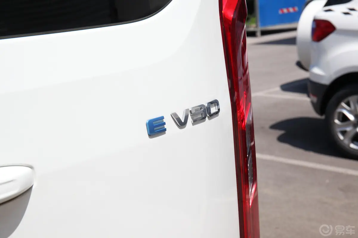 新途EV90电尊王 纯电动客车 非营运版 长轴高顶 14座 88.55kWh外观