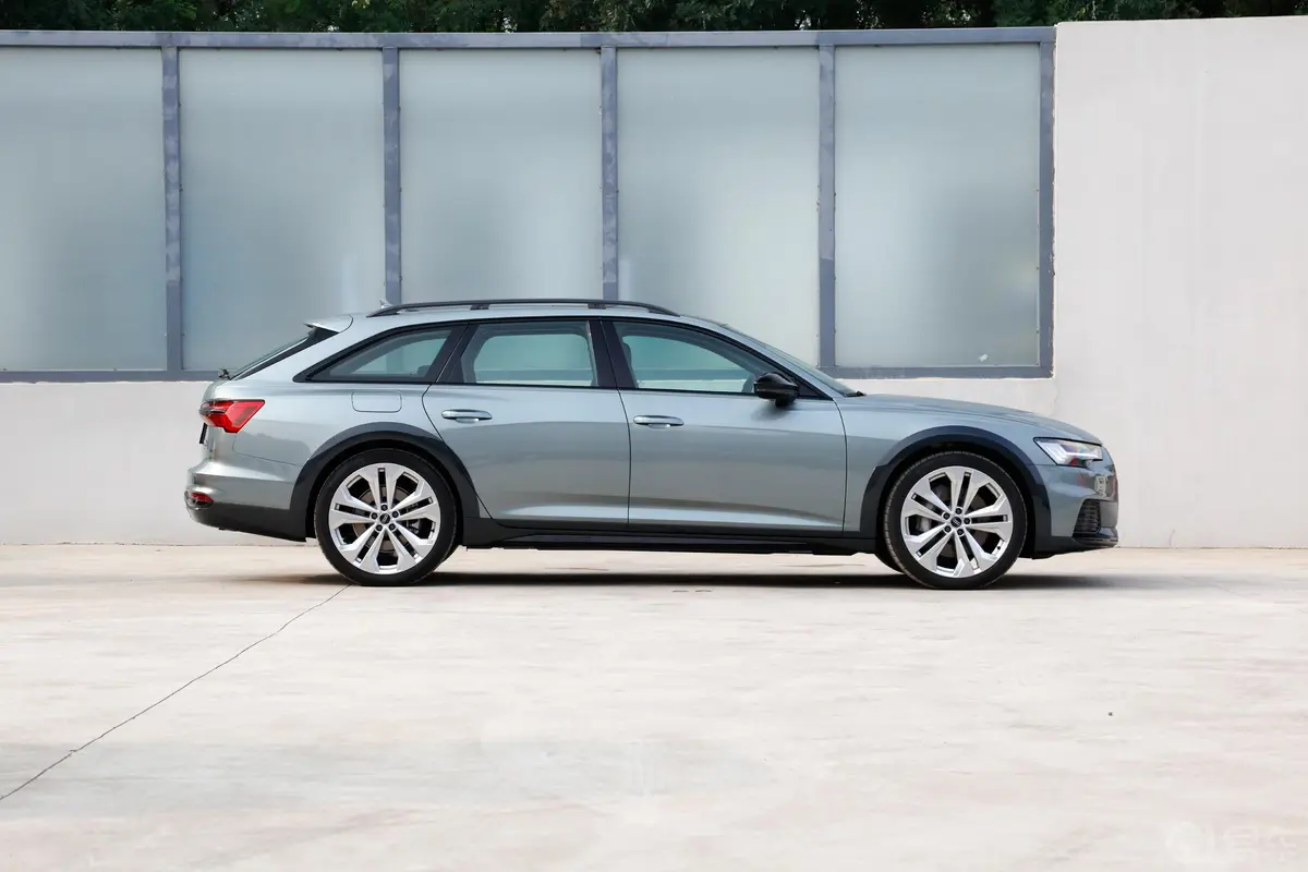 奥迪A6Allroad quattro 探索家 55 TFSI 觅境版正侧车头向右水平