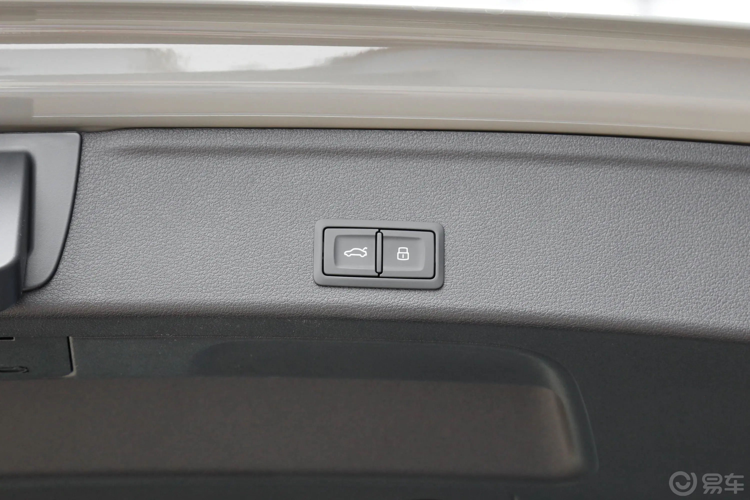 奥迪A4(进口)allroad quattro 探索家觅境版电动尾门按键(手动扶手)