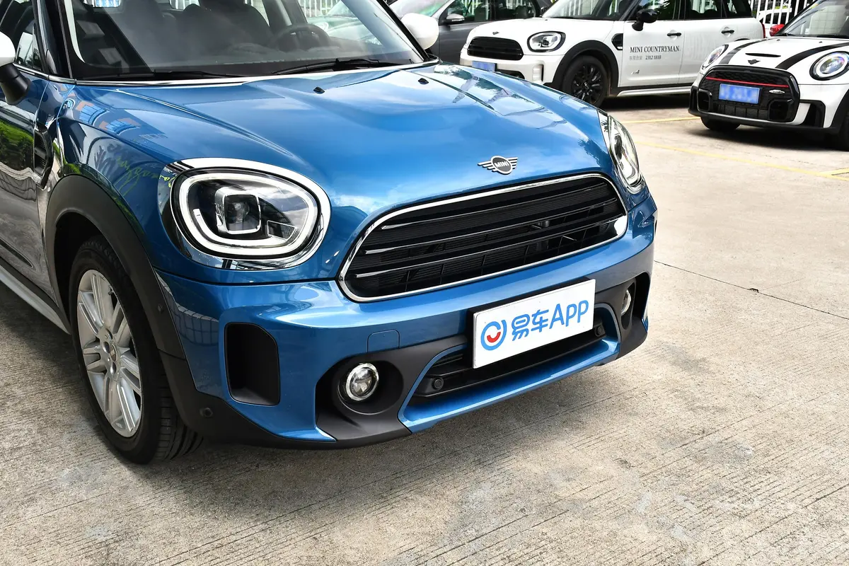 MINI COUNTRYMAN1.5T COOPER 鉴赏家前格栅侧俯拍