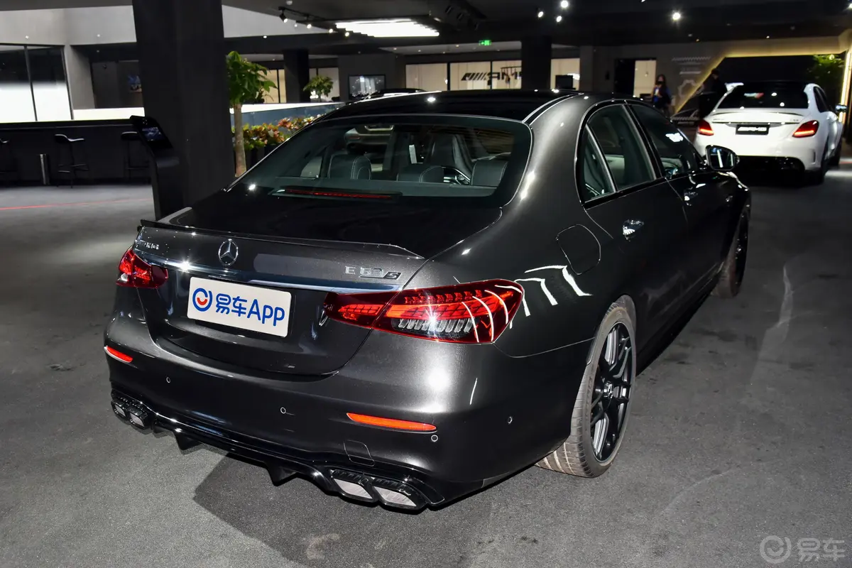 奔驰E级 AMGAMG E 63 S 4MATIC+侧后45度车头向右水平