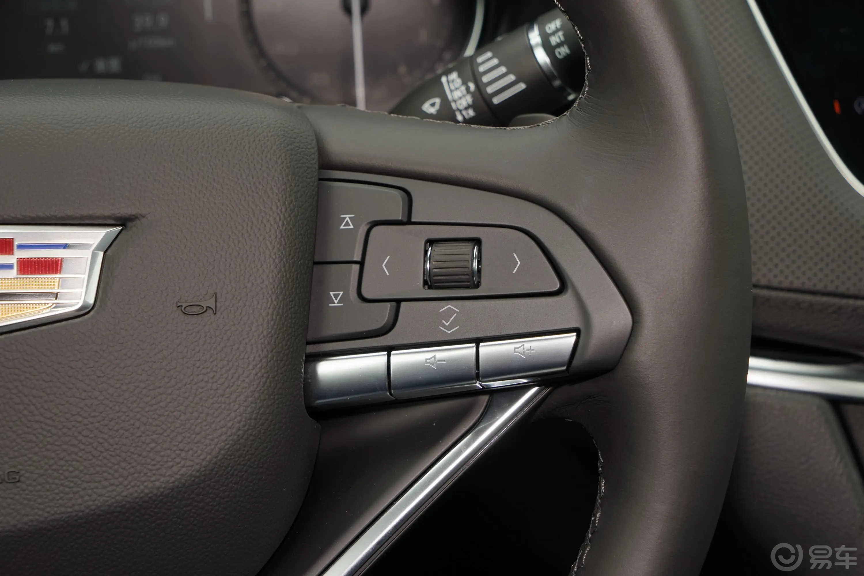 凯迪拉克XT6轻混 2.0T 四驱风尚型 7座右侧方向盘功能按键