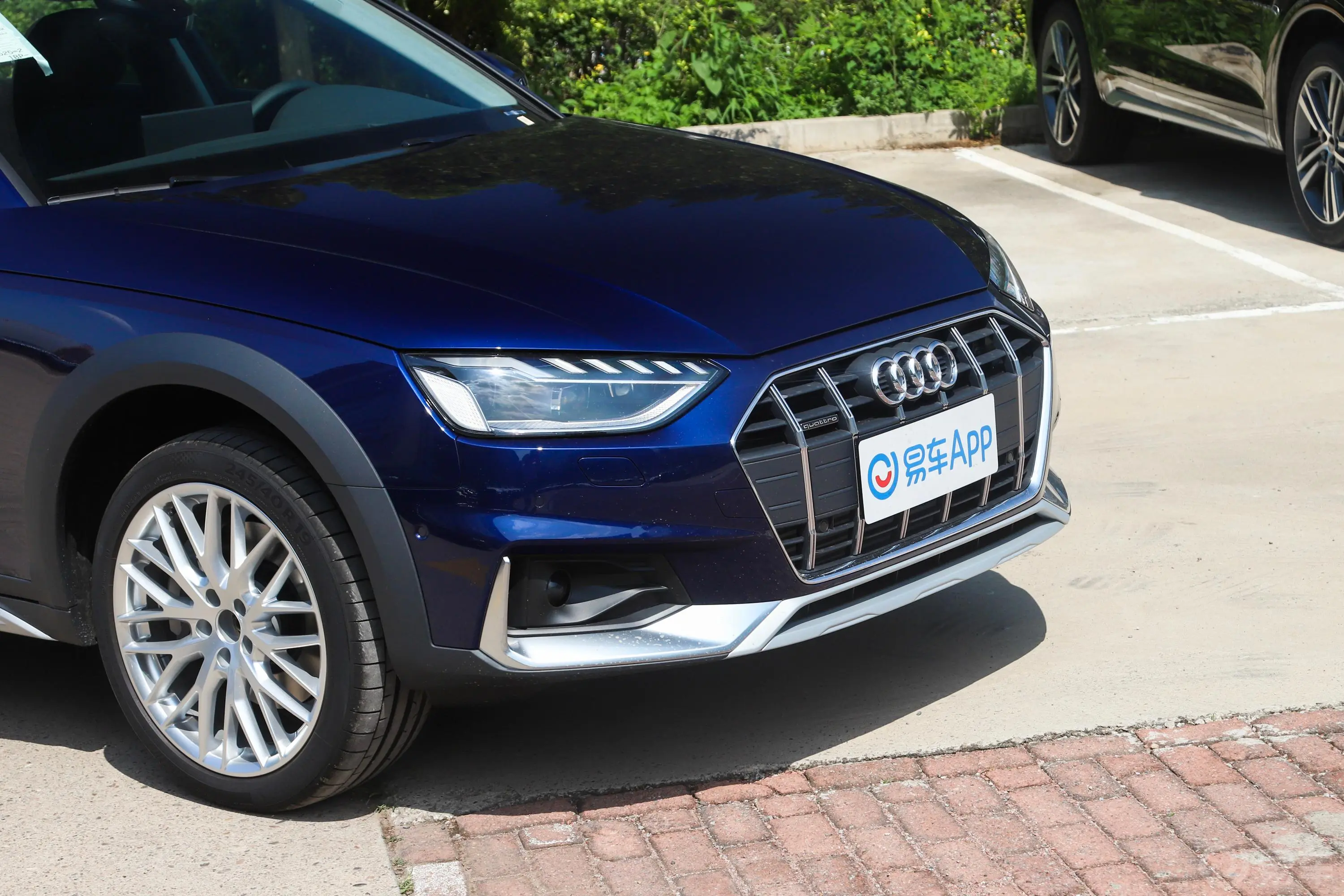 奥迪A4(进口)allroad quattro 探索家觅境版前格栅侧俯拍