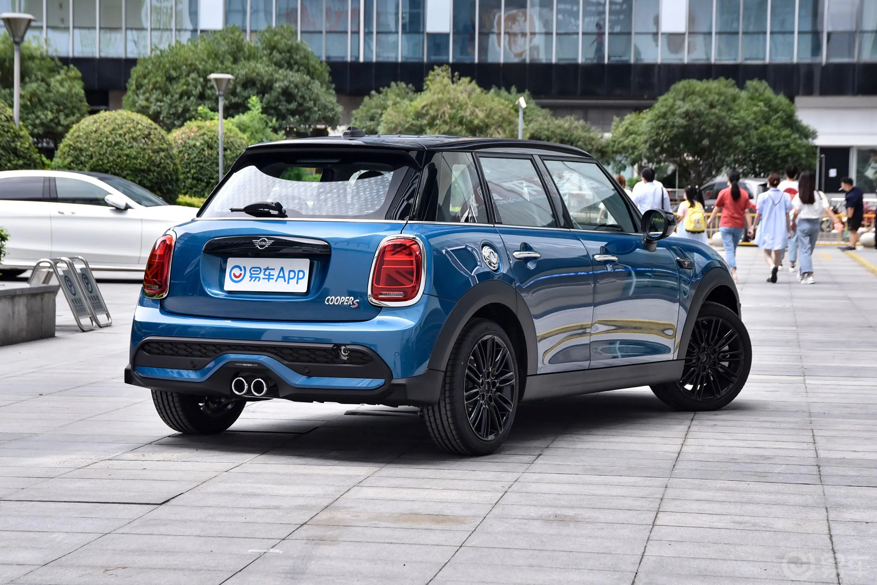 MINI2.0T COOPER S 经典派 五门版侧后45度车头向右水平