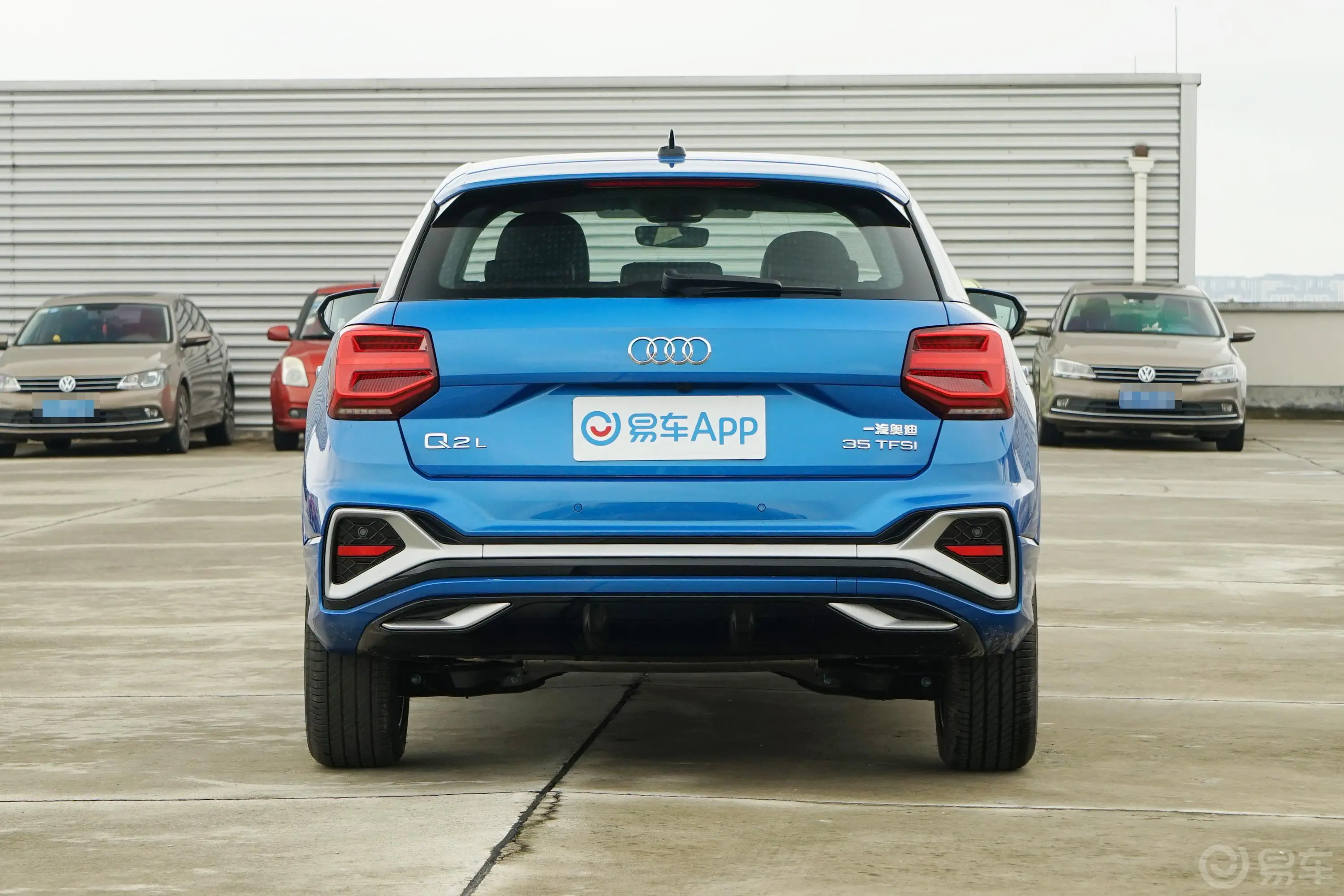 奥迪Q2L35 TFSI 豪华动感型正后水平