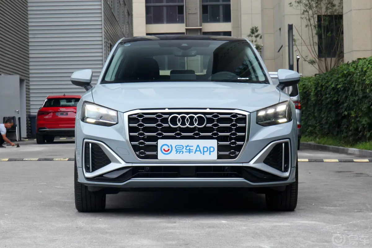 奥迪Q2L35 TFSI 豪华动感型正前水平