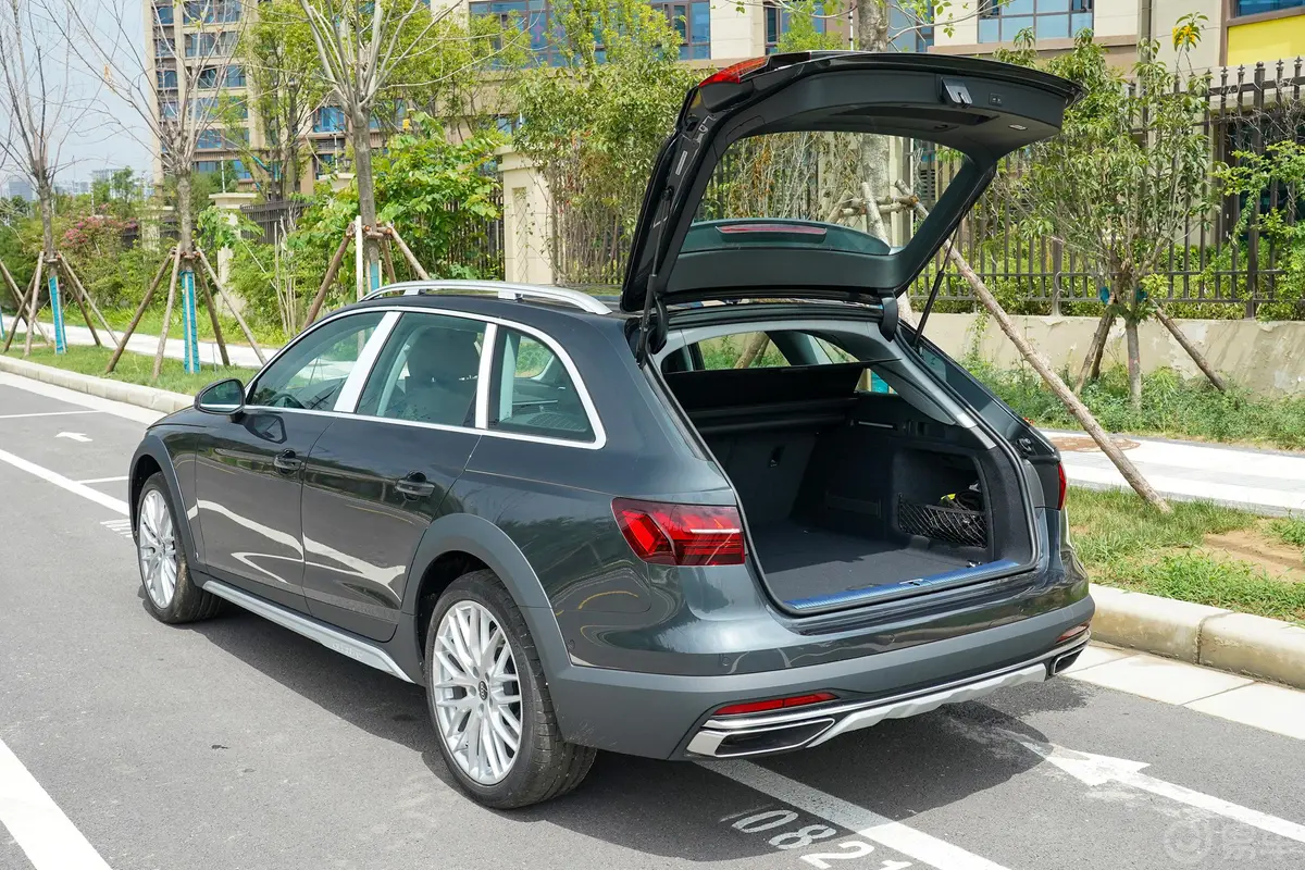 奥迪A4(进口)allroad quattro 探索家觅境版空间