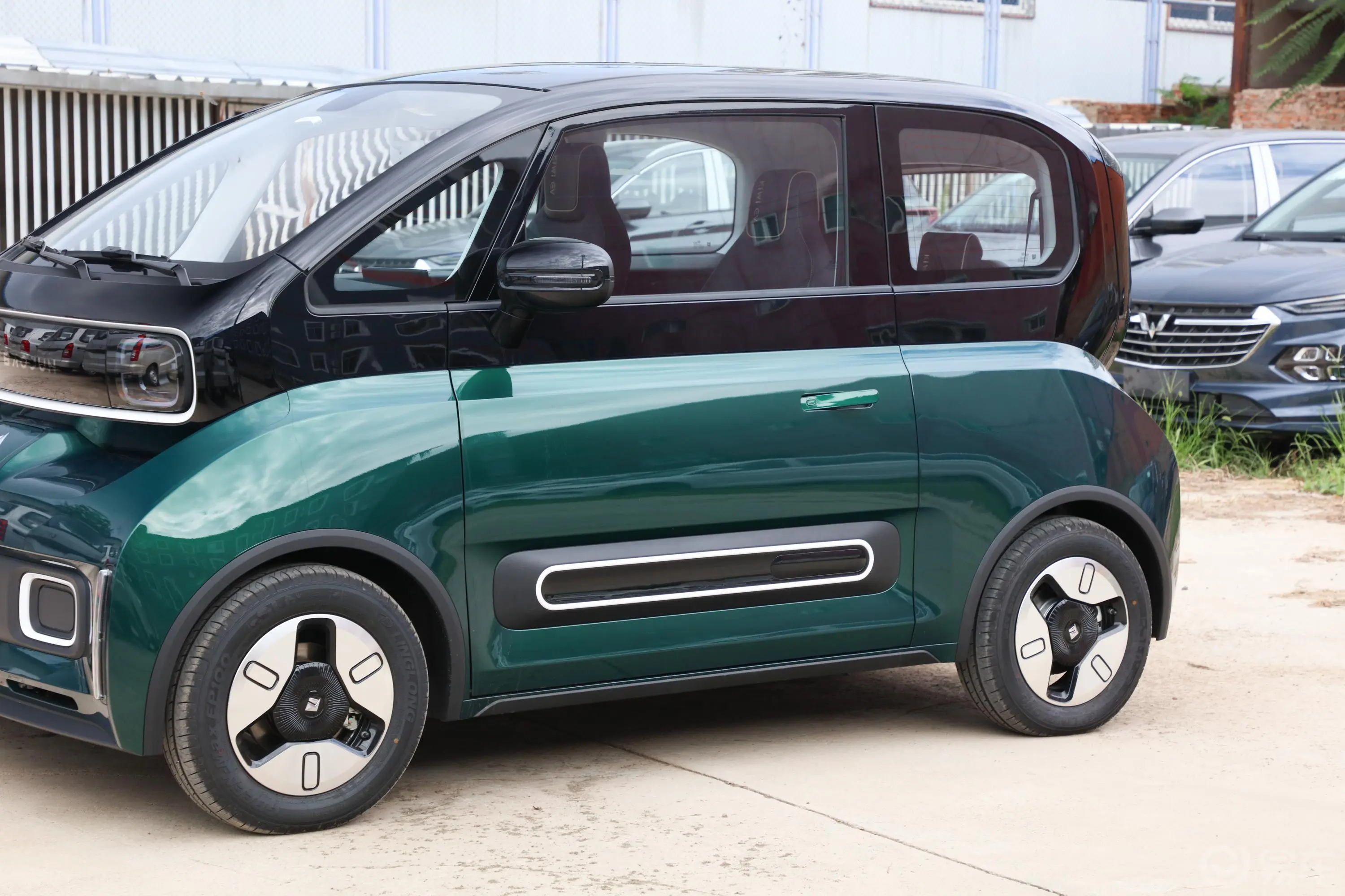 宝骏KiWi EV305km 艺术家 多氟多新能源31.9kWh三元锂外观