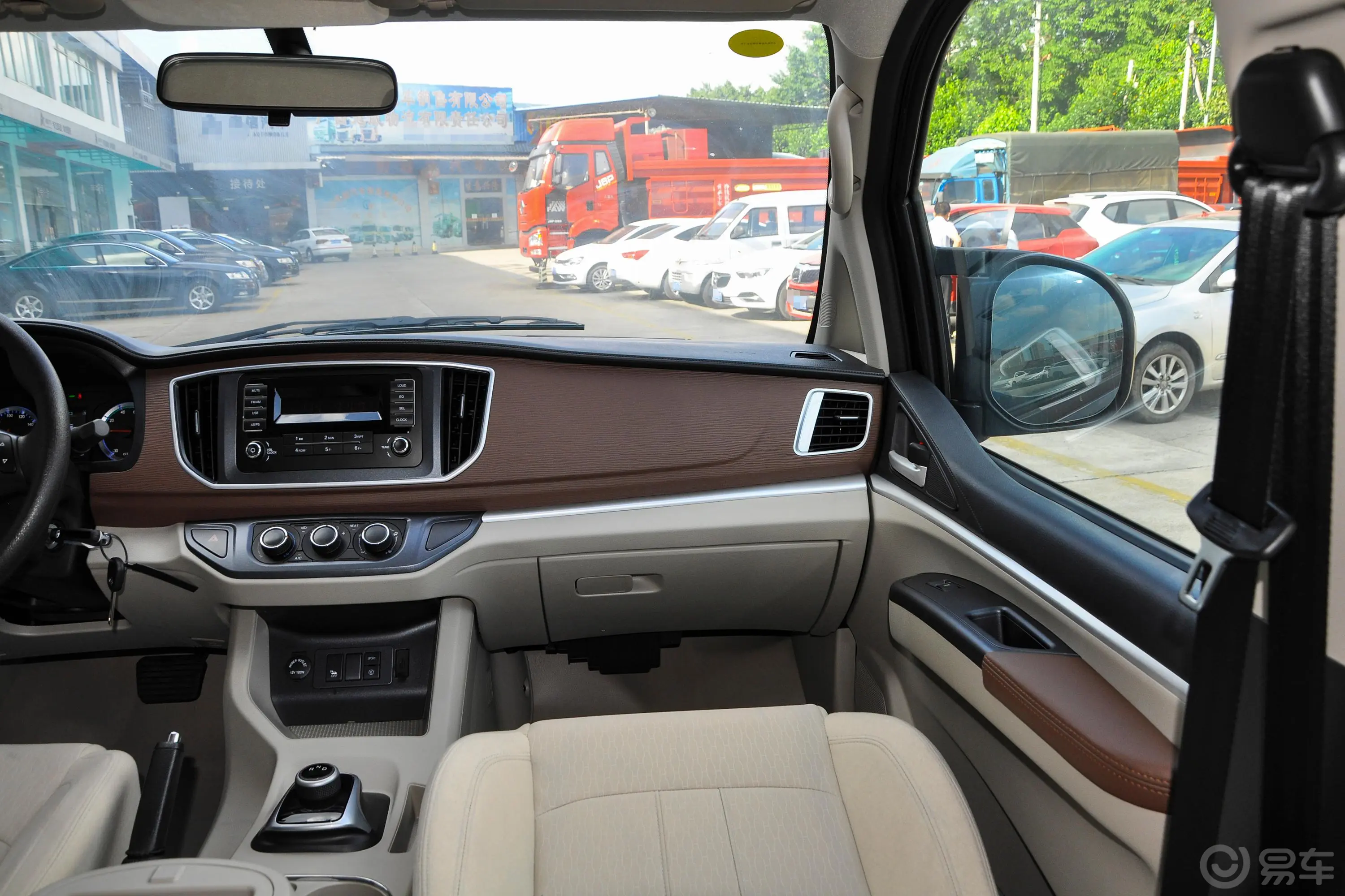 菱智M5 EV客运版 舒适型 7座副驾驶位区域