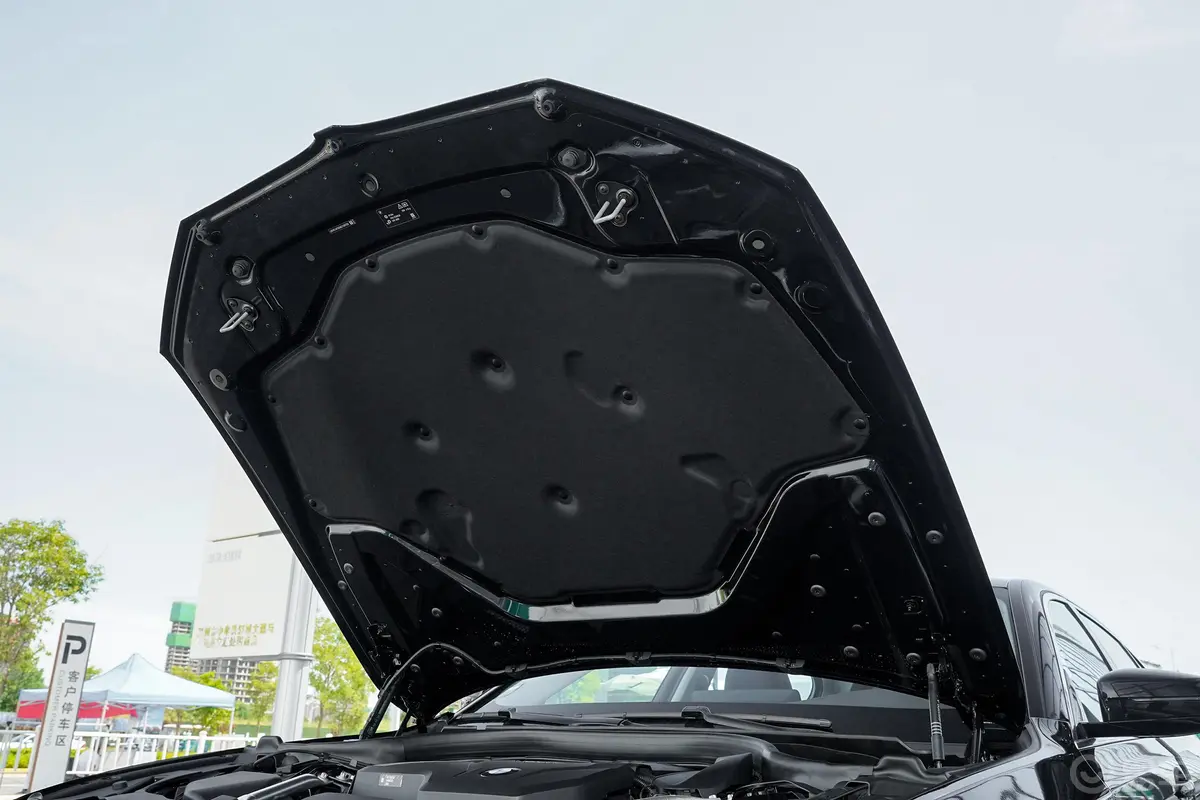 宝马5系改款 530Li xDrive 豪华套装发动机舱盖内侧