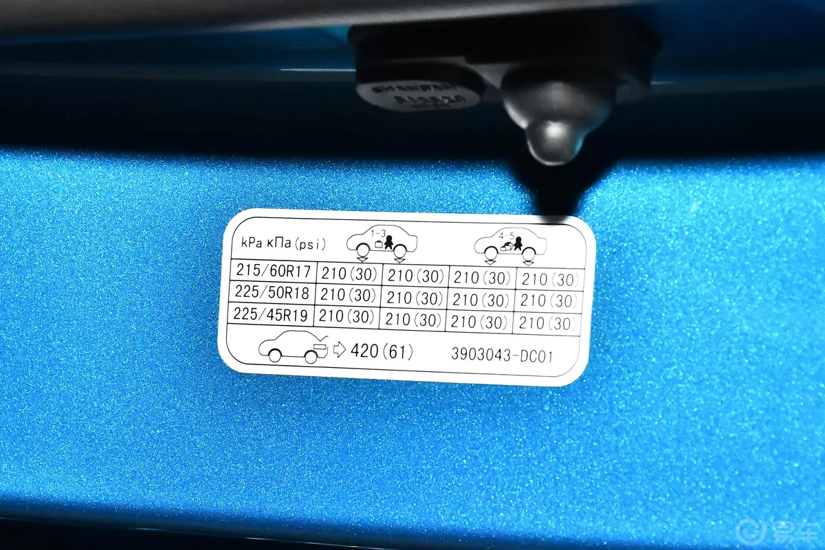 长安欧尚X5改款 1.5T 双离合豪华型胎压信息铭牌