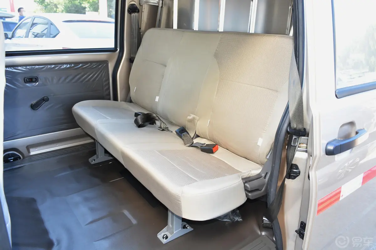 五菱荣光S1.2L 封窗标准型空调版 5座 国VI后排座椅