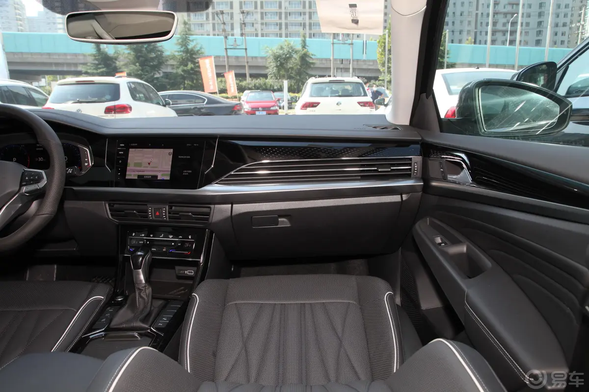 帕萨特330TSI 星空豪华版副驾驶位区域