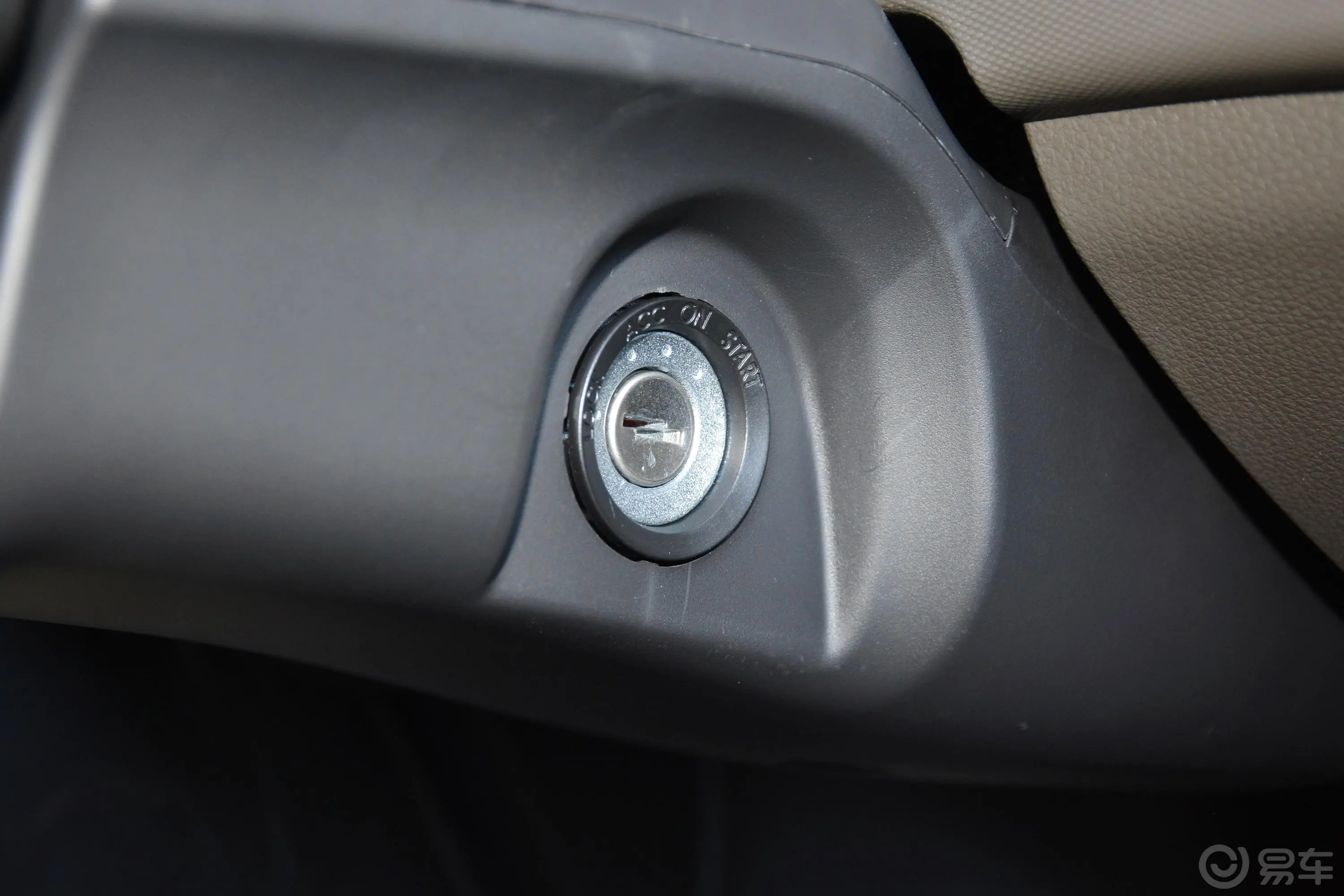 五菱荣光S1.2L 封窗标准型空调版 5座 国VI钥匙孔或一键启动按键