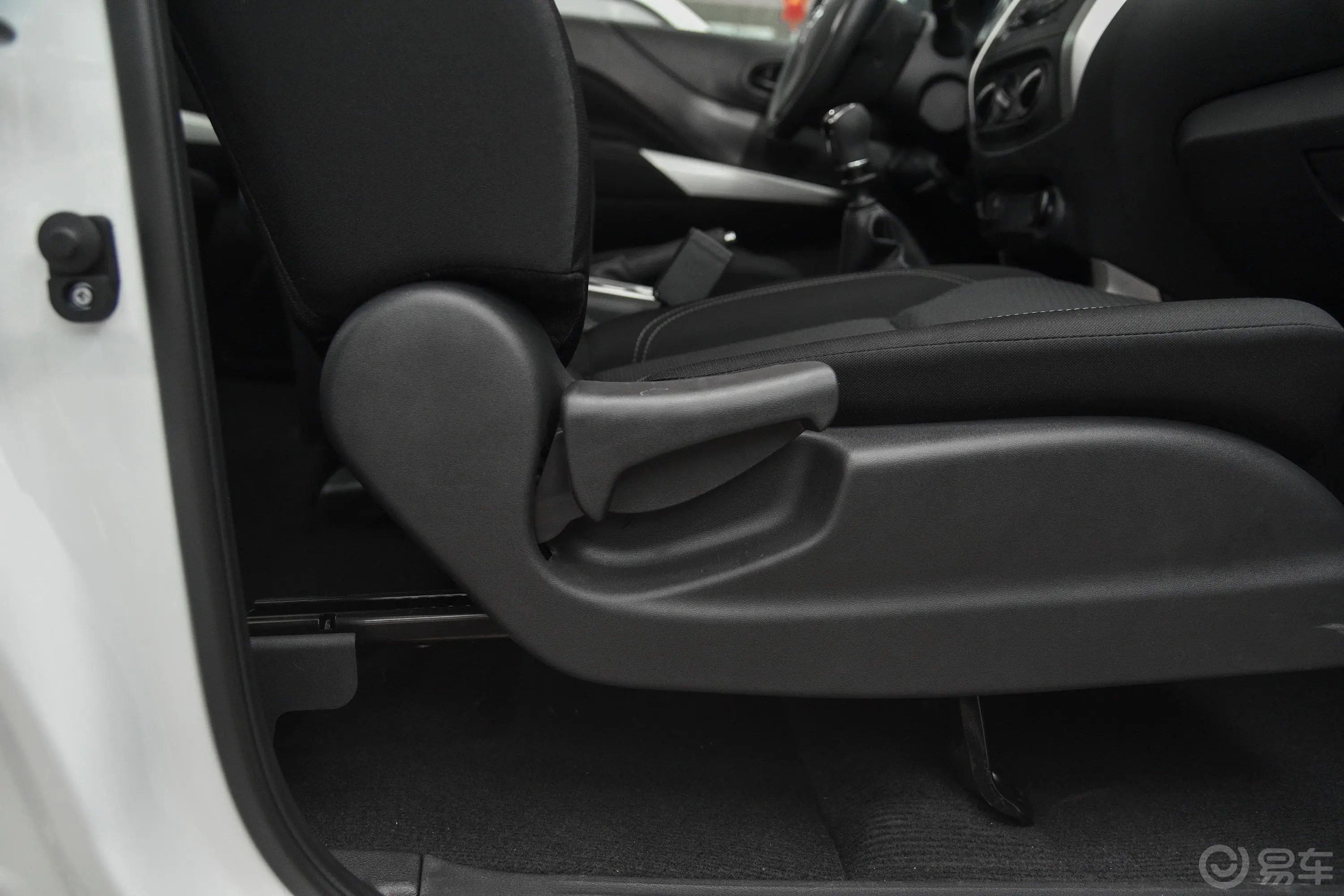 纳瓦拉改款 2.5L 手动四驱舒适型副驾座椅调节
