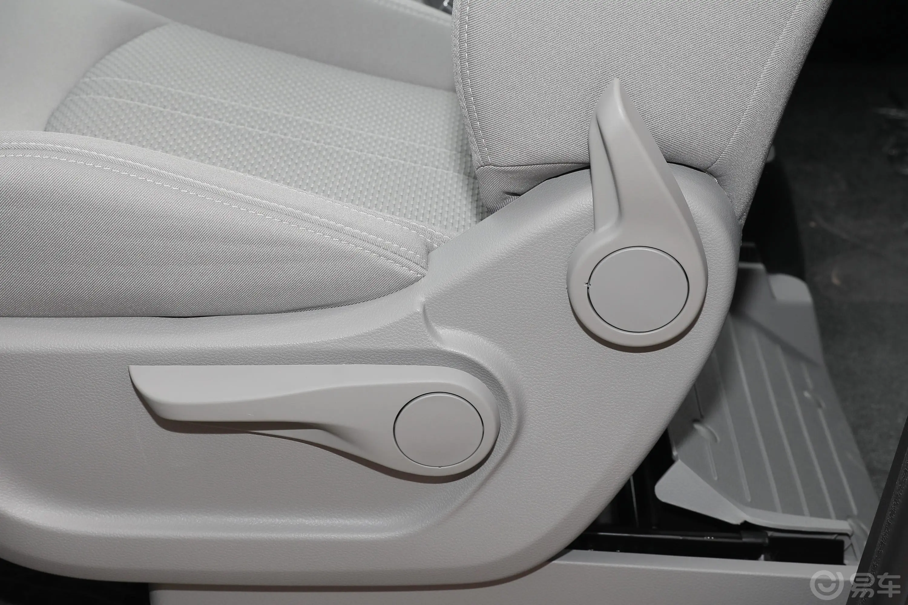 大通G102.0T 自动智享版 汽油 7座主驾座椅调节