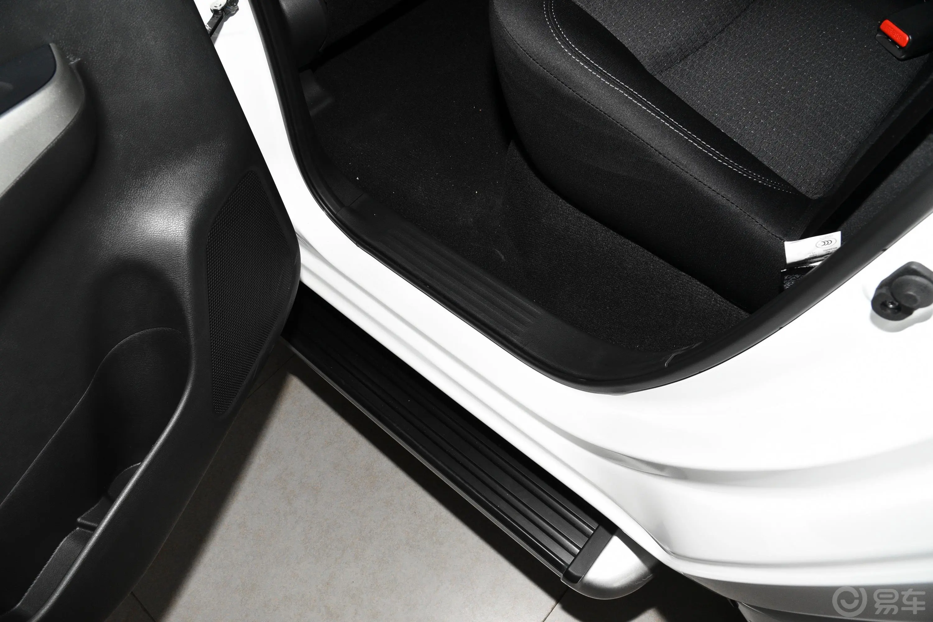 纳瓦拉改款 2.5L 手动四驱舒适型后排腿部空间