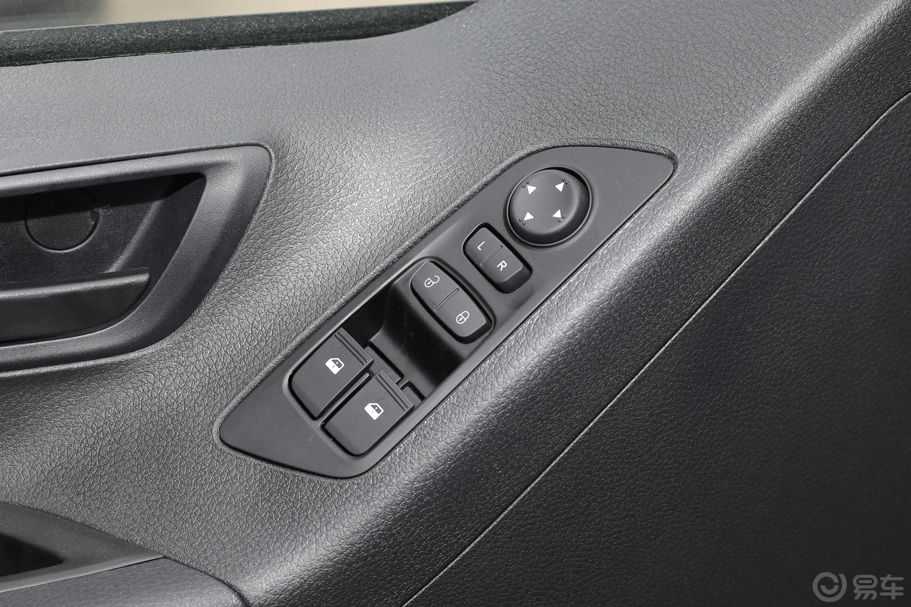 大通G102.0T 自动智享版 汽油 7座车窗调节整体