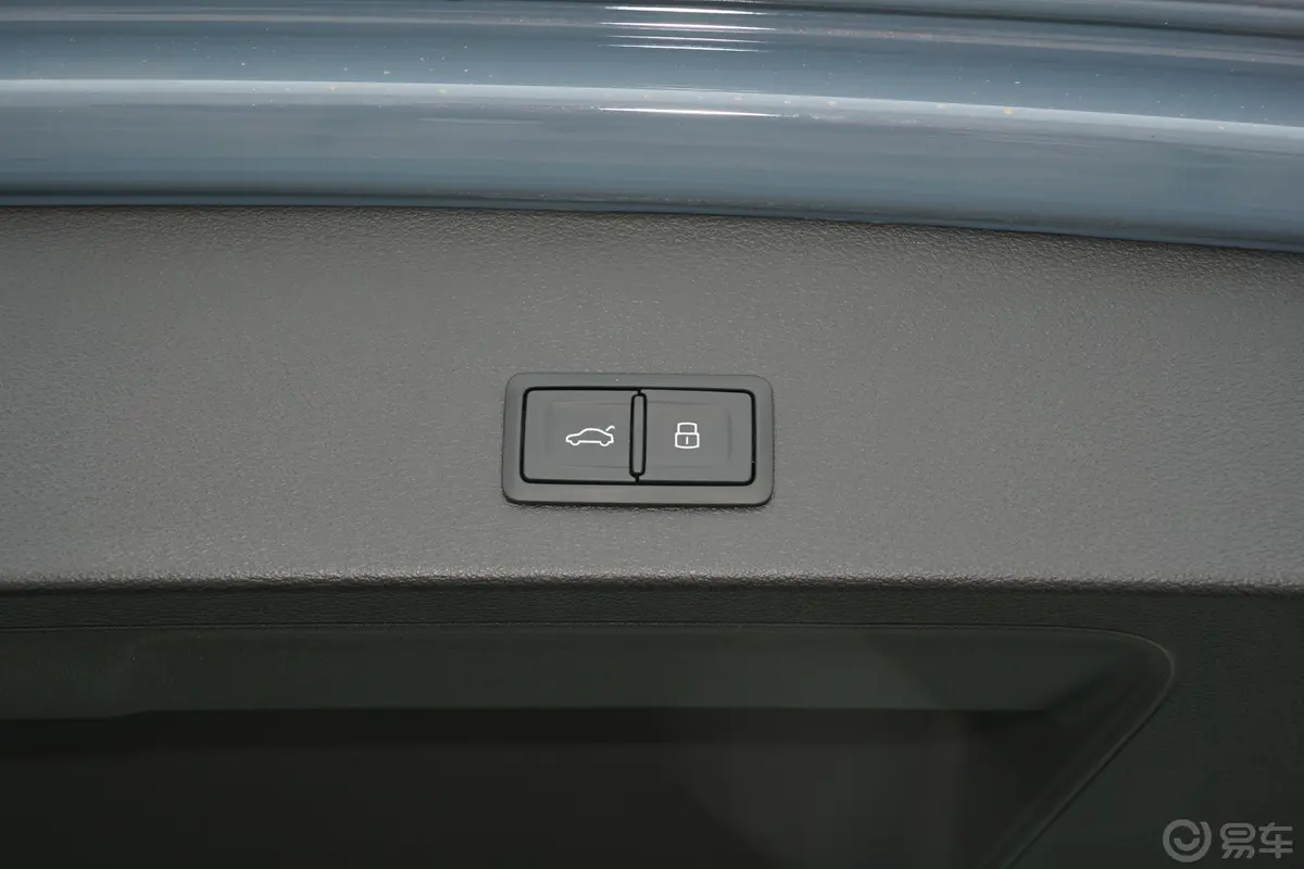 奥迪Q2L35 TFSI  RS套件燃速型电动尾门按键（手动扶手）