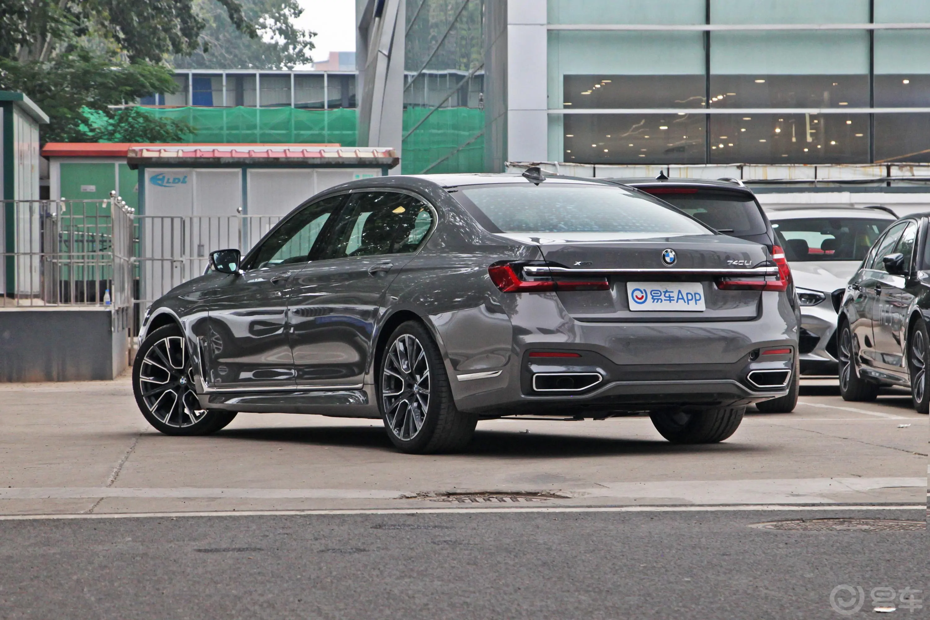 宝马7系740Li xDrive 行政型 M运动套装侧后45度车头向左水平