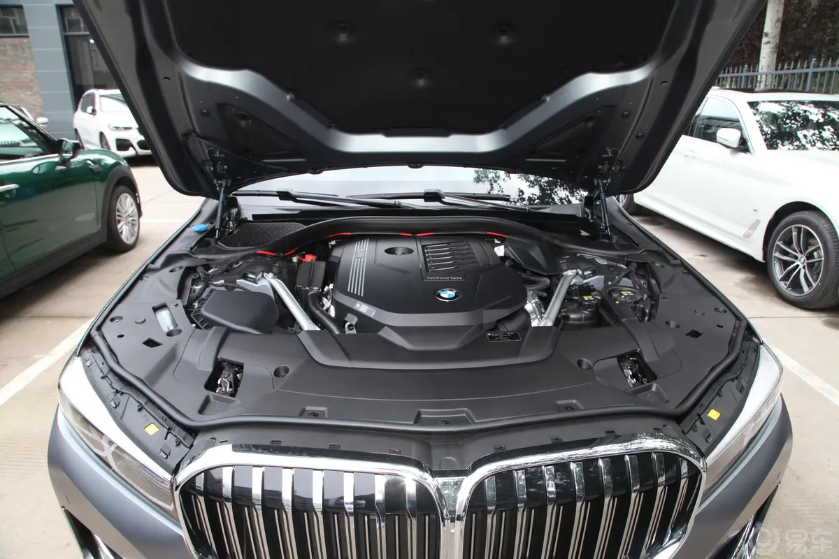 宝马7系740Li xDrive 行政型 豪华套装发动机舱整体