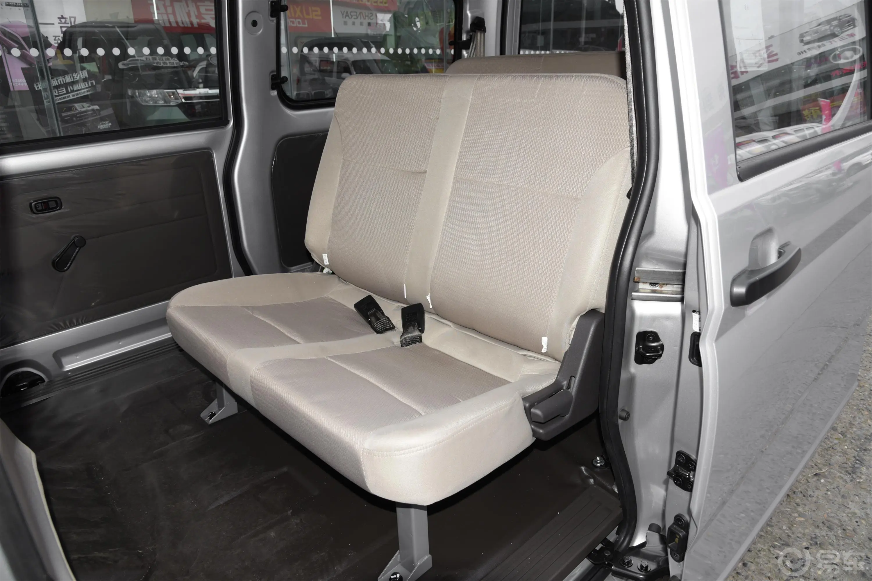 五菱荣光S1.2L 标准型助力版 7座 国VI后排座椅