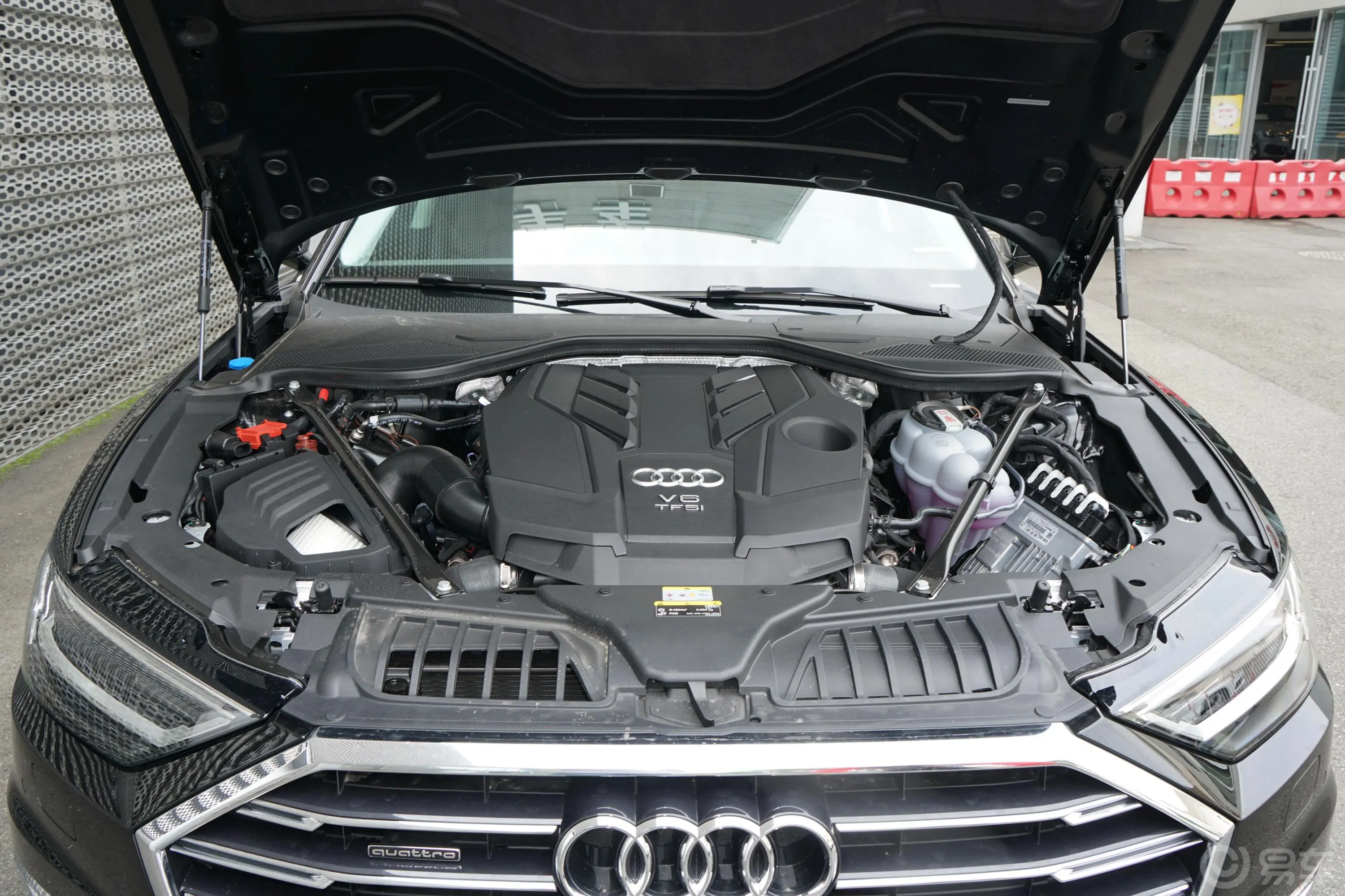 奥迪A8A8L 50 TFSI quattro 舒适型 典藏版发动机舱整体