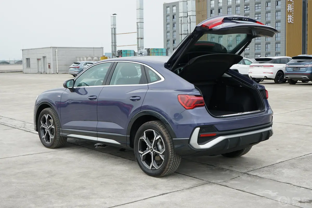 奥迪Q3 Sportback45 TFSI quattro 豪华型后备厢开启45度侧拍