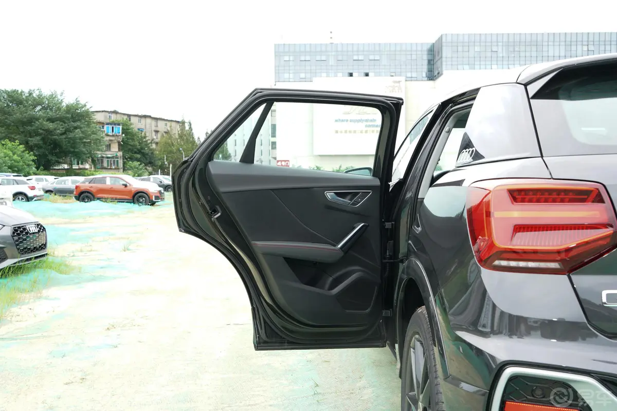 奥迪Q2L35 TFSI 进取动感型驾驶员侧后车门