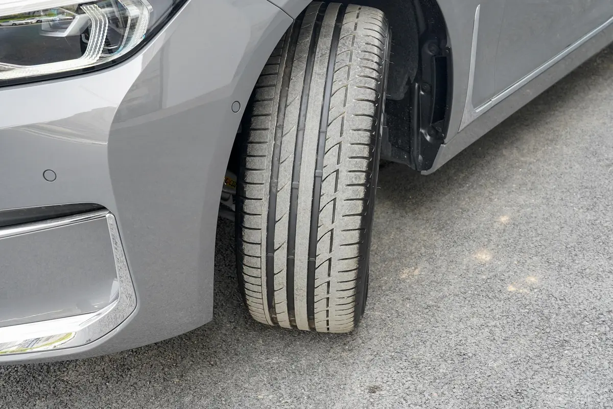 宝马7系730Li 豪华套装外观