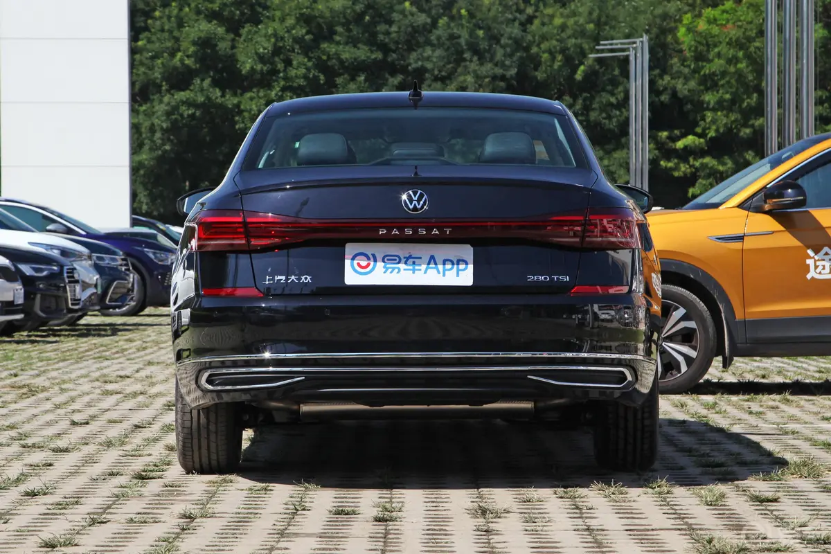 帕萨特280TSI 商务版正后水平