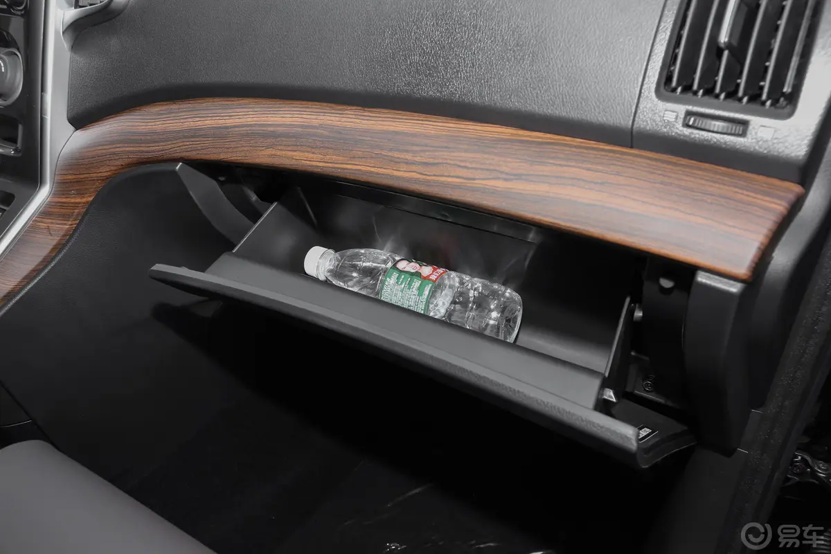 菱智PLUS旅行版 2.0L 手动 豪华型 9座手套箱空间水瓶横置