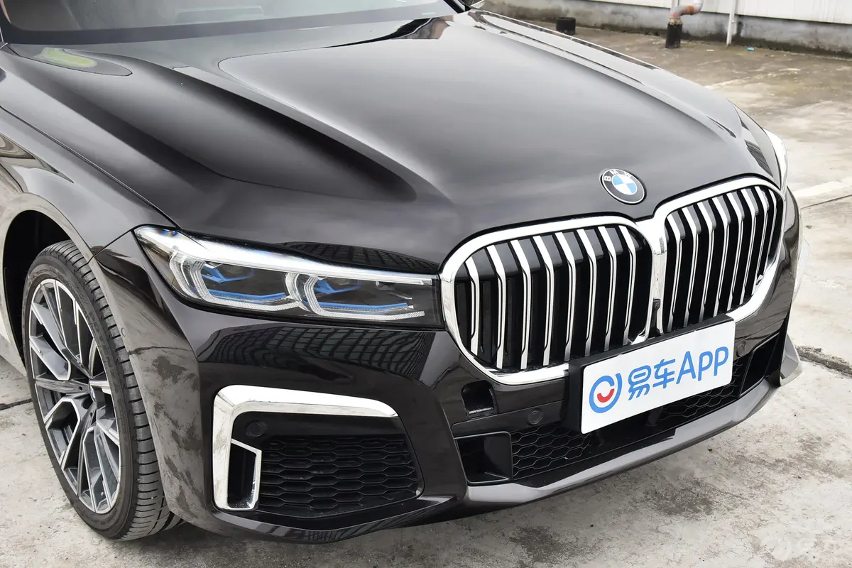 宝马7系740Li xDrive 行政型 M运动套装外观