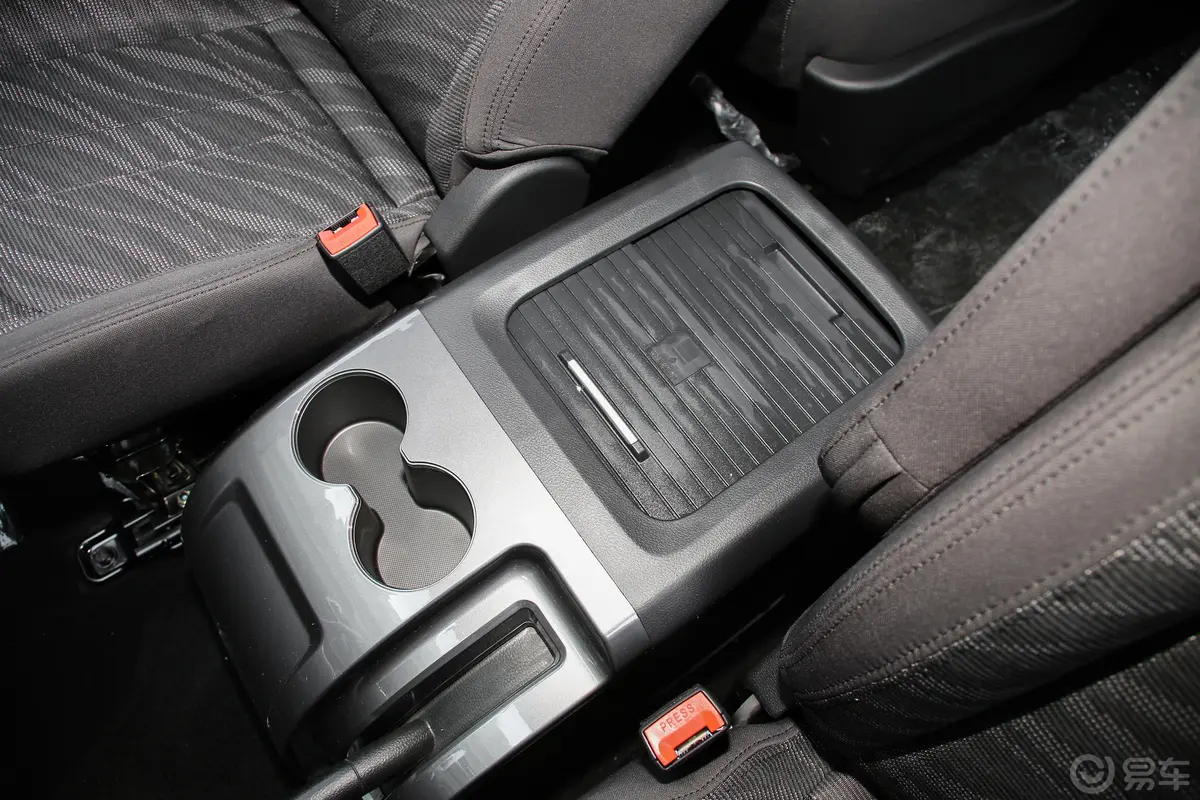 菱智PLUS旅行版 2.0L 手动 舒适型 9座前排中央扶手